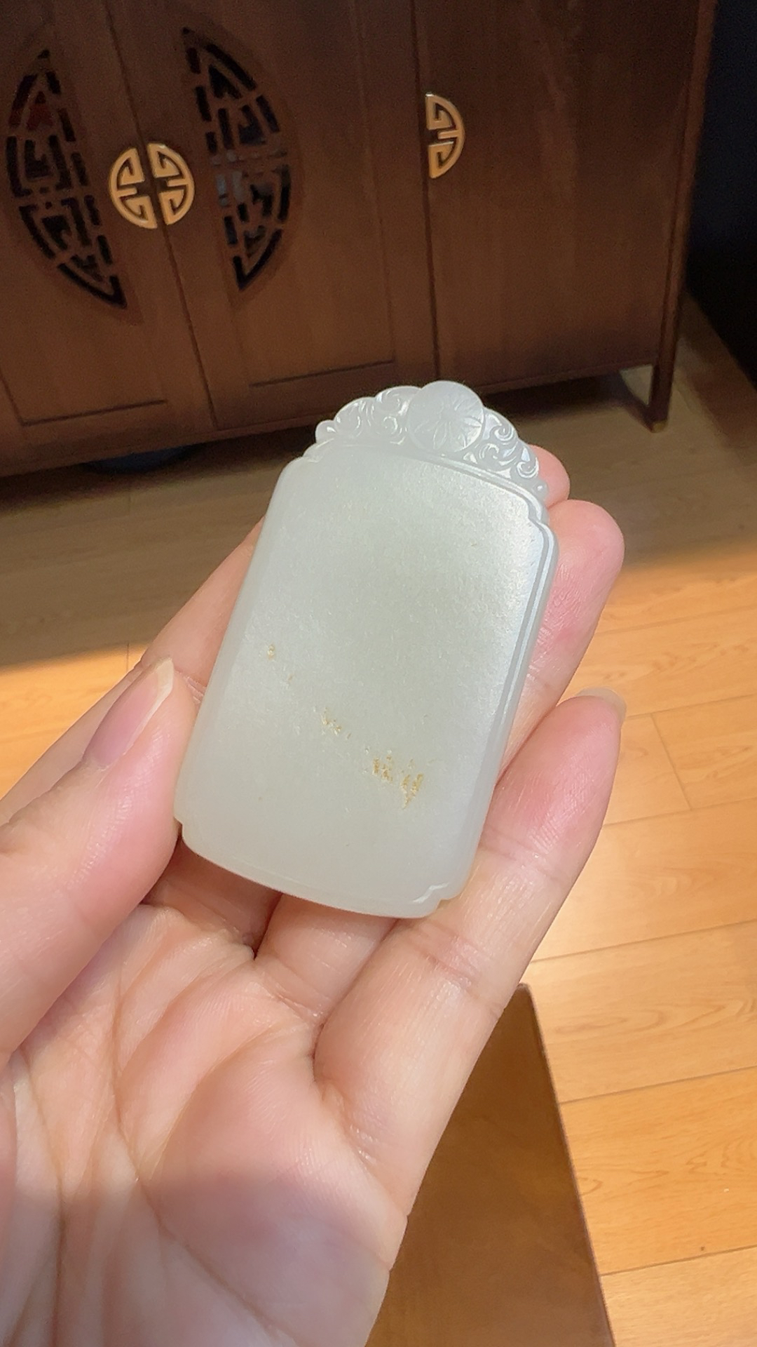籽料｜满皮｜平安无事牌
暖白一级 料子老熟 细度过眼

重49.5克 尺寸60*33.5*11.7m m