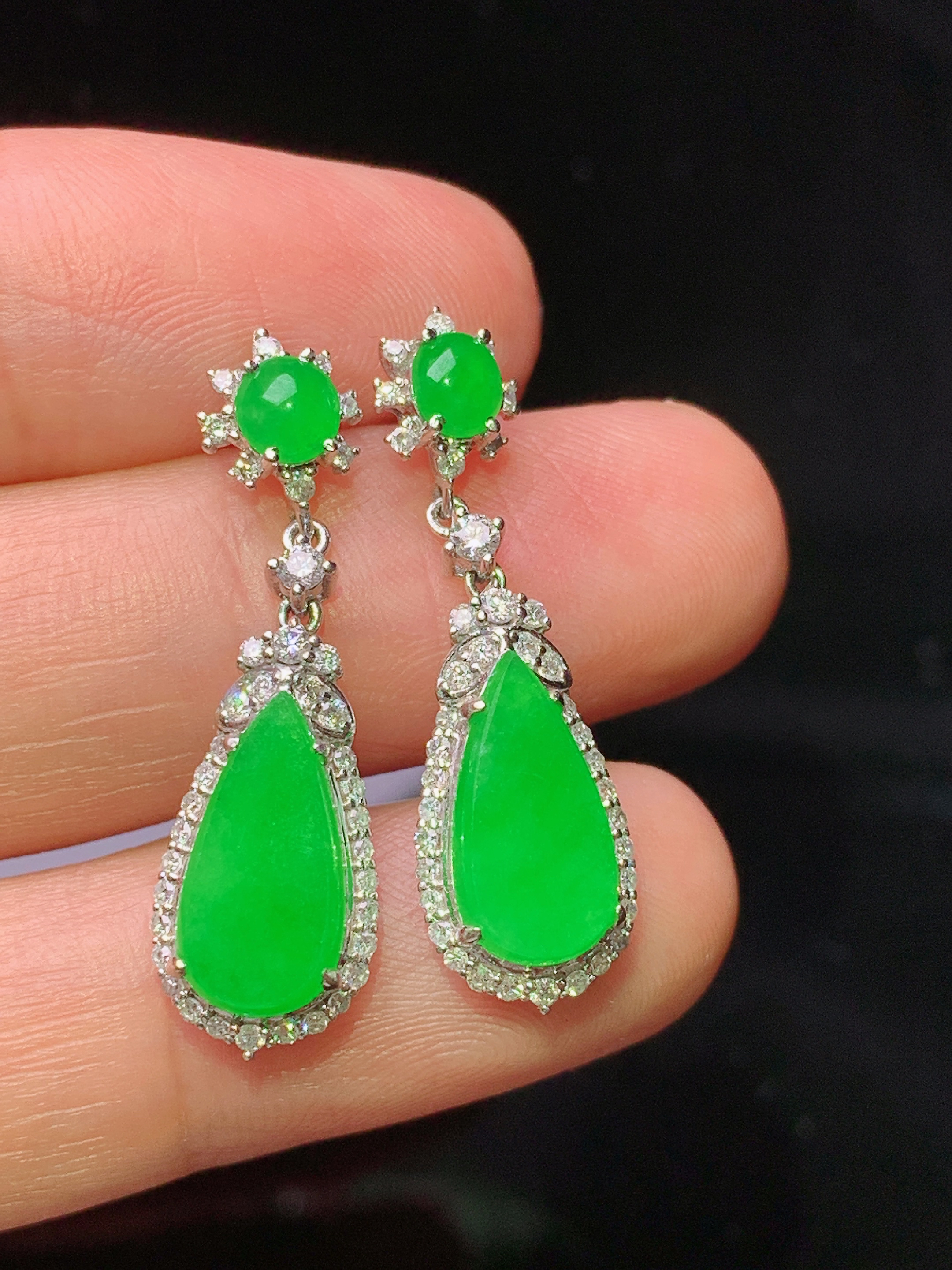 18k金钻镶嵌满绿水滴耳坠 玉质细腻 色泽艳丽清新 水润亮眼 整体尺寸28.6*8.8*5.5 f1