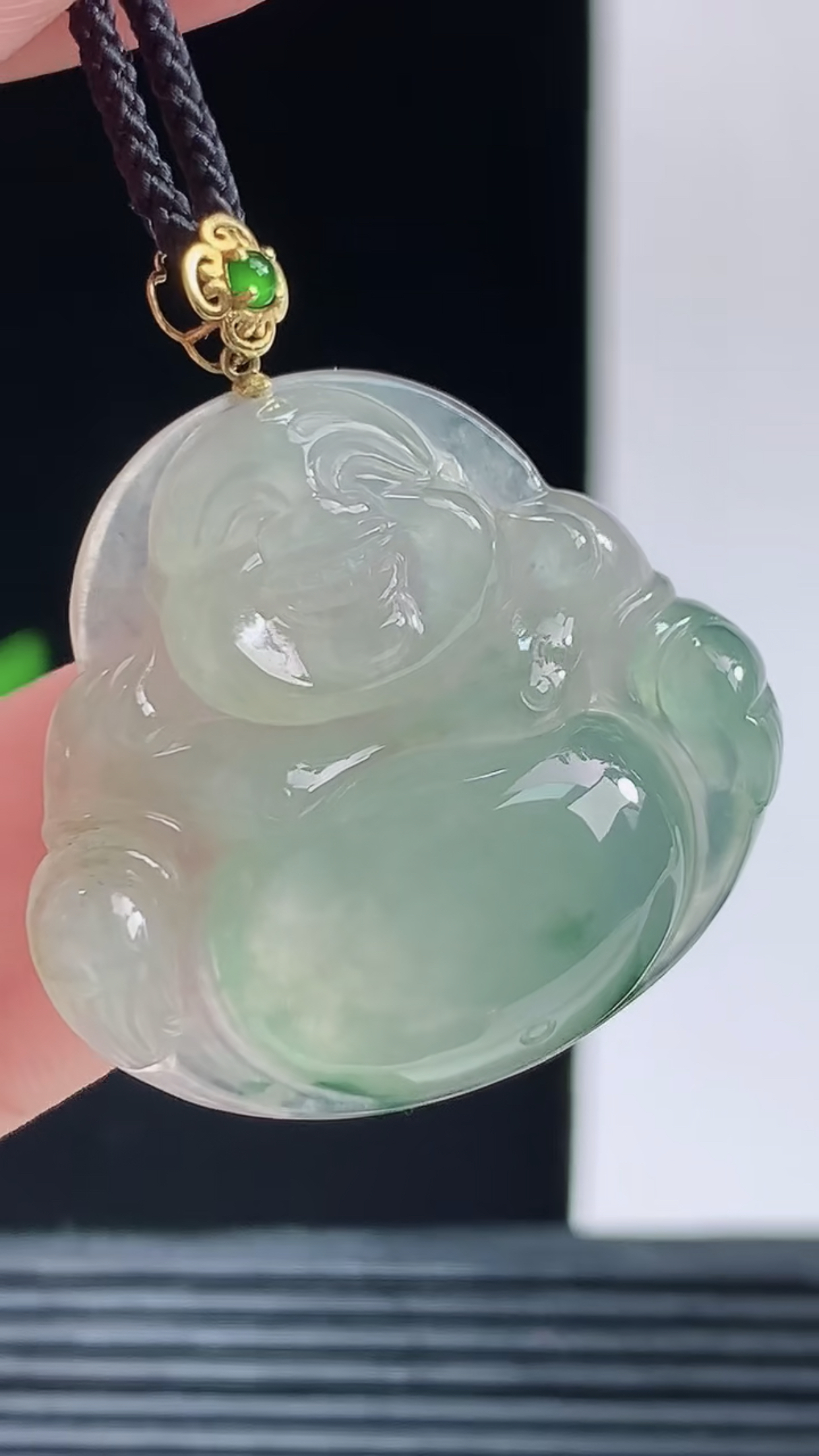 缅甸天然翡翠a货，18K金扣镶嵌冰种飘花笑口常开，佛公吊坠，尺寸26-29-6.3重量:7.31g #
