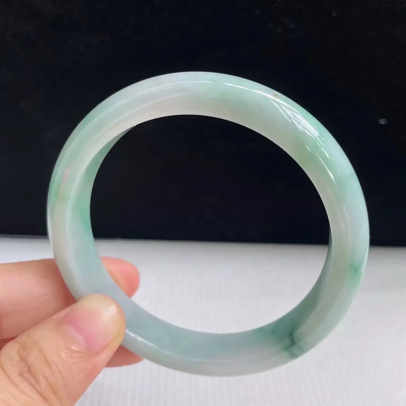 55mm自然光拍摄天然翡翠A货飘绿好种水正圈手镯 43.34克