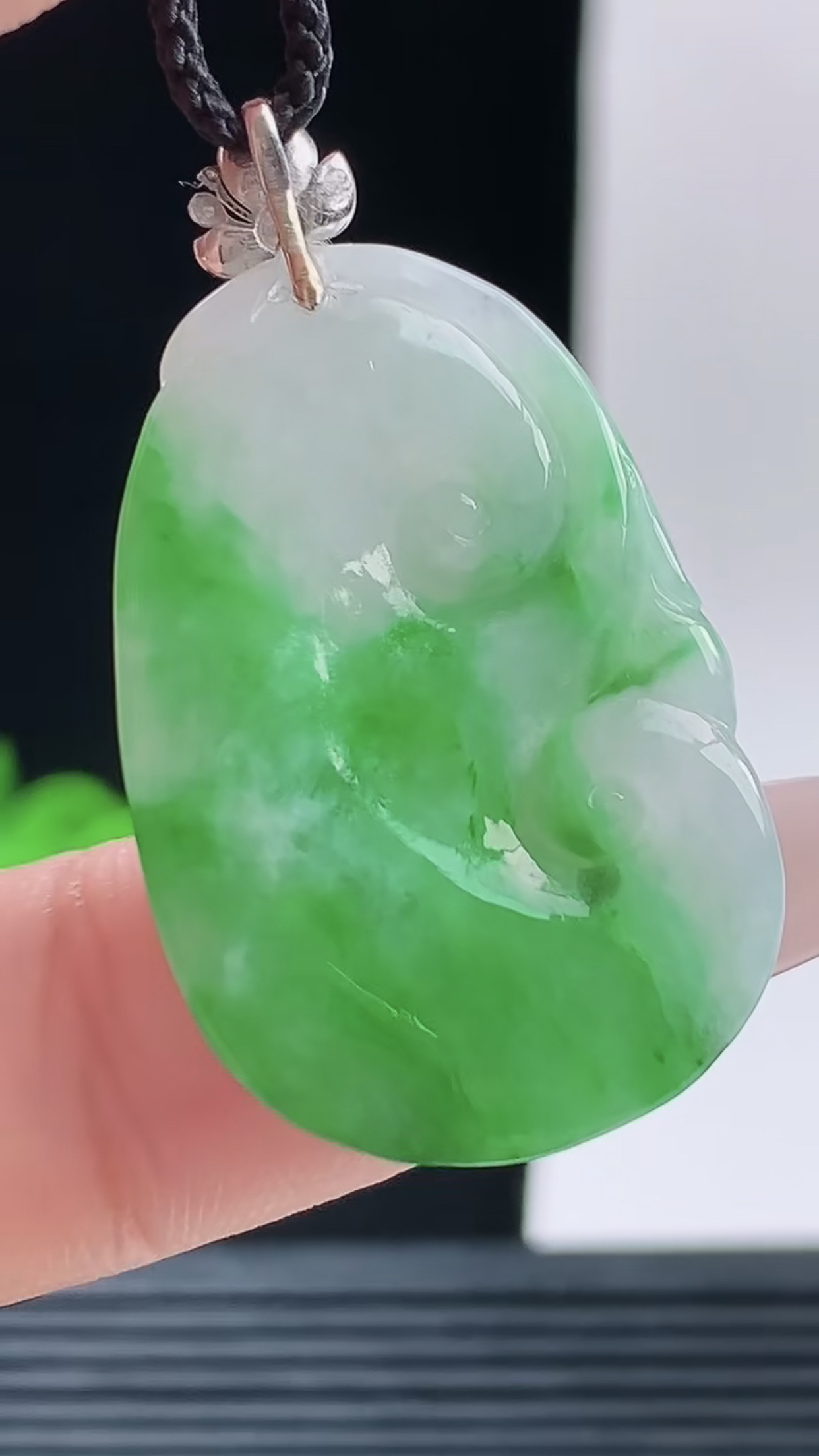 缅甸天然翡翠a货，18K金镶嵌，老坑料起胶冰润飘绿如意吊坠，尺寸30.5-20.5-4.9重量:6.48g #