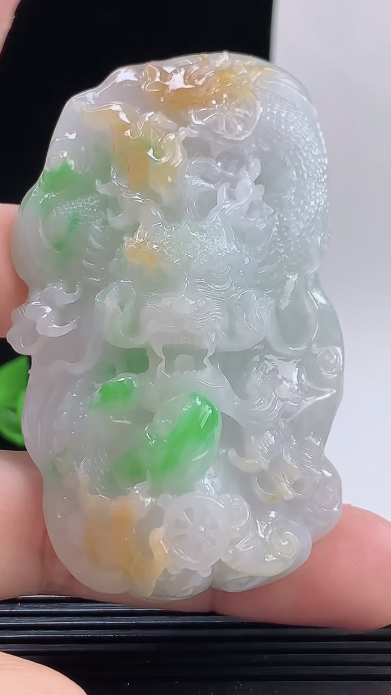 缅甸天然翡翠a货，老坑料起胶冰润双彩黄加绿霸气龙牌吊坠，尺寸70.5-41-23.9重量:94.35g  #