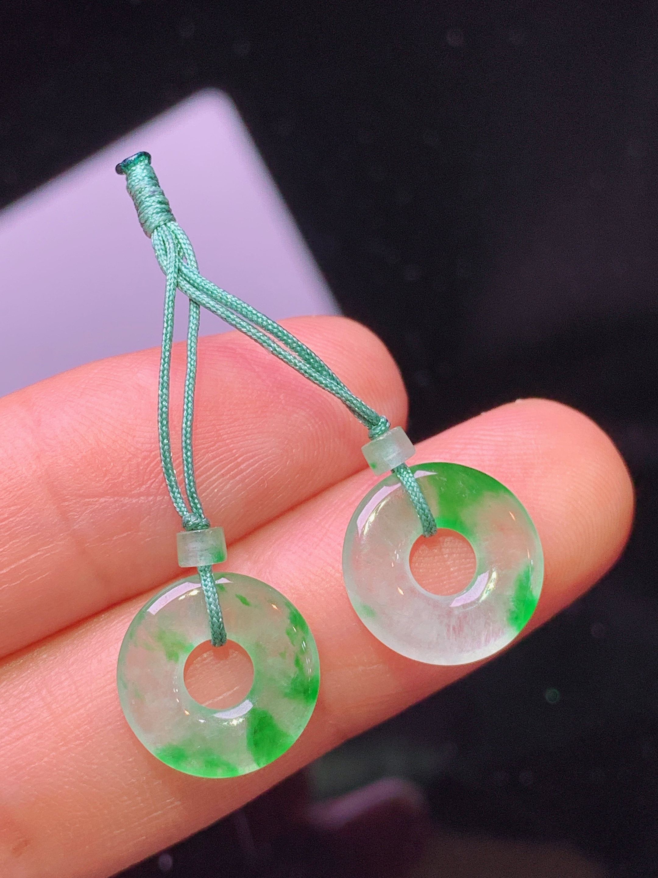 飘绿平安环一对 玉质细腻 色泽艳丽清新 水润亮眼 整体尺寸11.8*2 a8