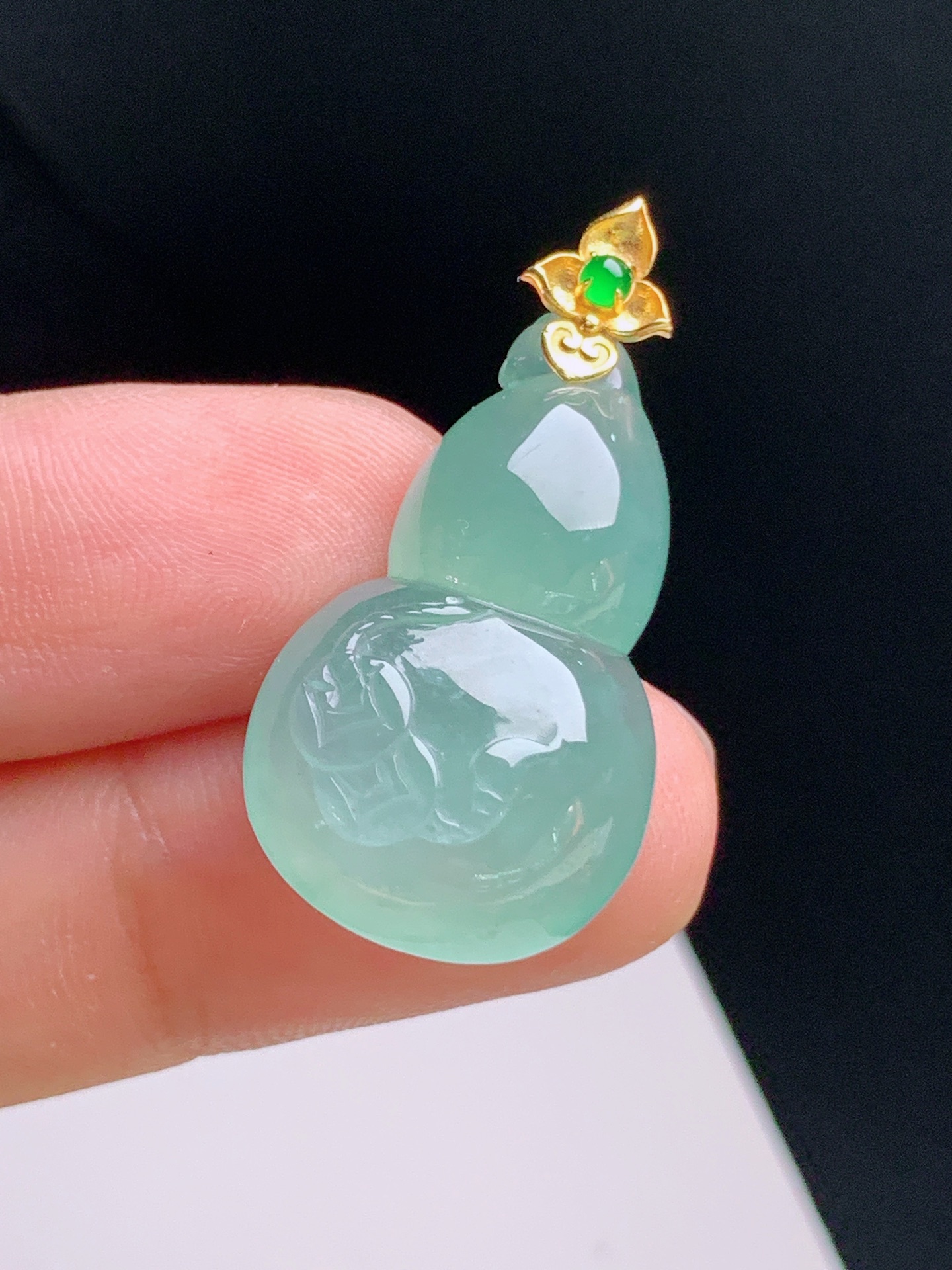 ️ 冰种飘绿葫芦吊坠，水润莹亮，色泽均匀，器型圆润，裸石25.7-16.2-7.132.5 45