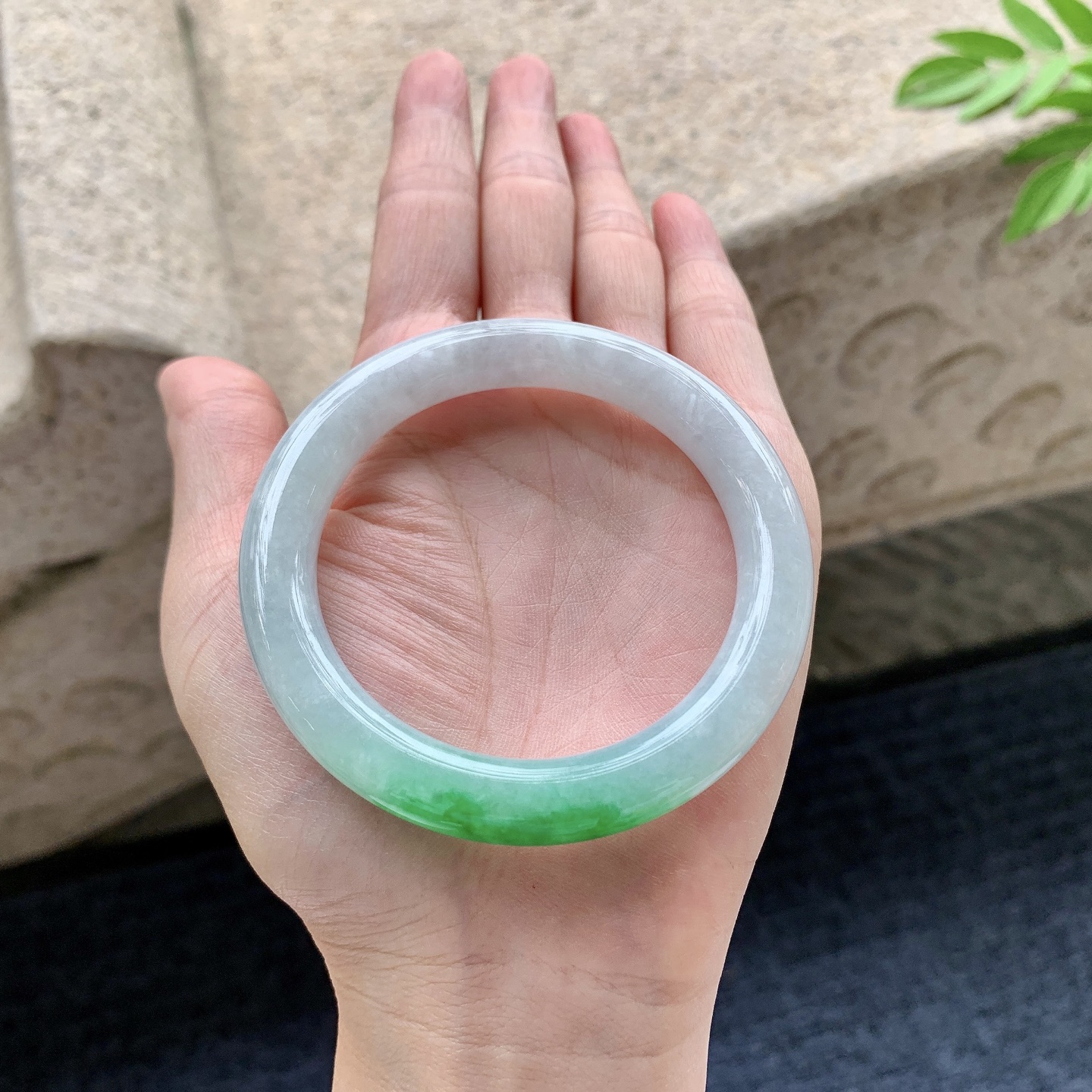 圆条52 53 圈口53/9.5/9.2 编码WW092441 飘辣绿，水润，种老，细腻，打灯有纹线