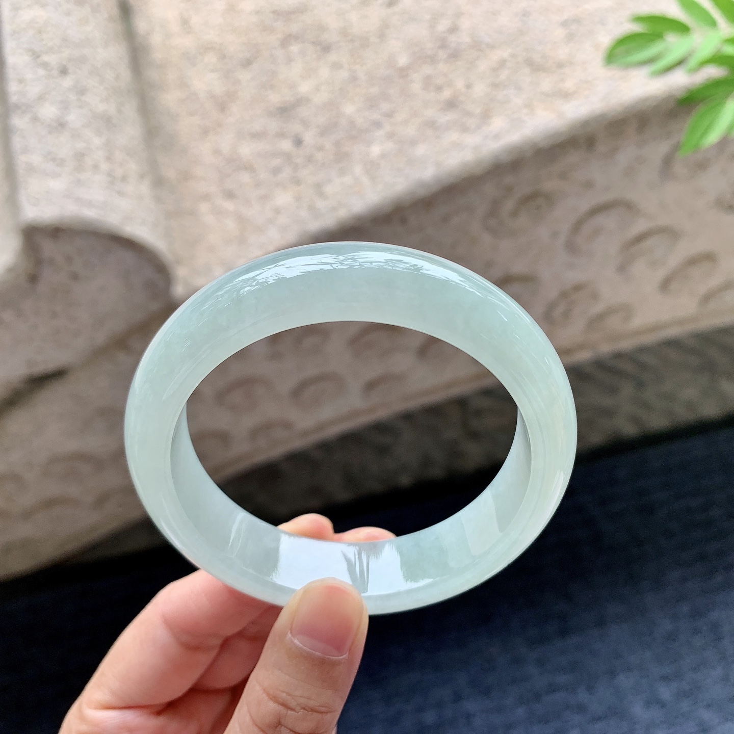 正圈56 57 圈口57.7/15/8.4 编码AD092438 糯冰底色，水润，种老，细腻，无裂
