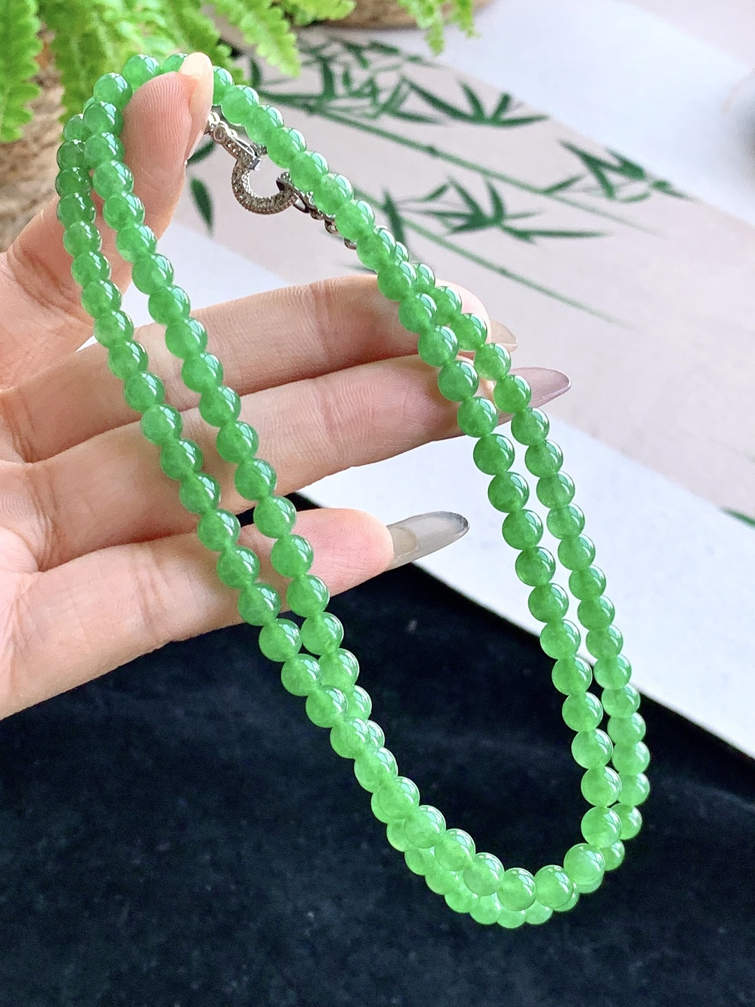 【珠子】️冰阳绿珠链圆珠子珠链 【说明】缅甸 性比高 【尺寸】5.5-5，32cm 【重量】33.8克