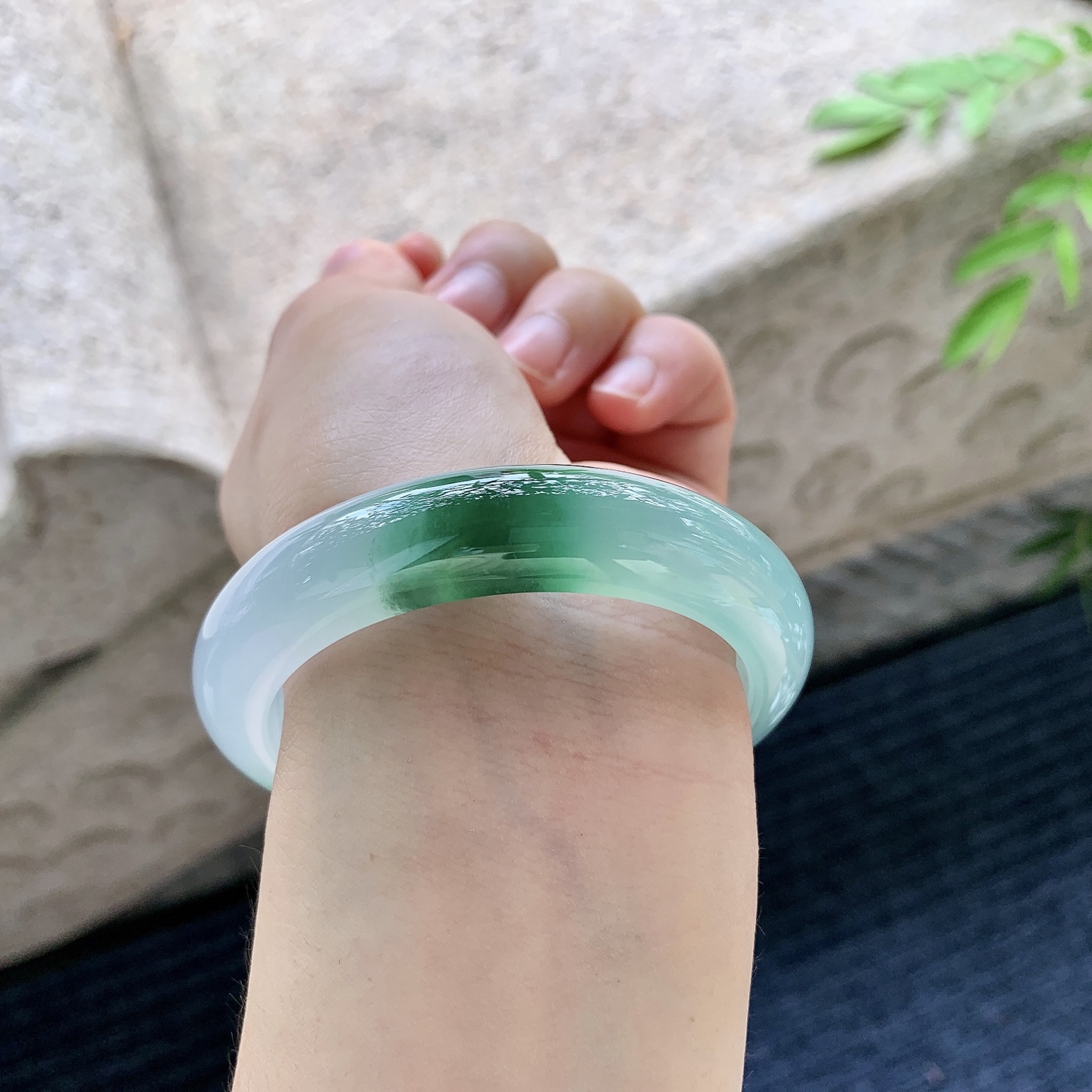 正圈51 52 圈口52.4/12.1/8.6 编码WW082981 冰飘绿，清透，水润，种老，细腻，打灯有棉线