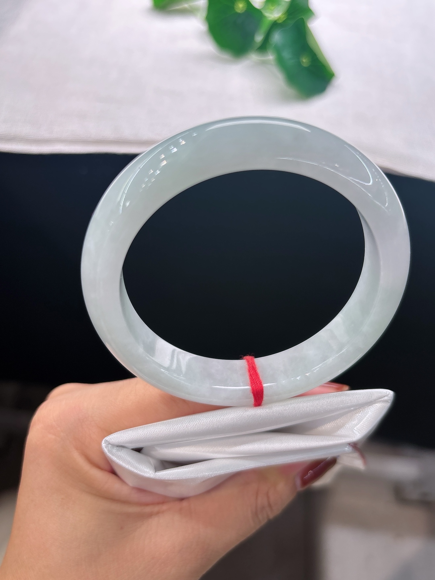 天然翡翠手镯，圈口57.6/12.6/8.5冰润晴水，清透素雅，似山间一汪清泉，恬淡静谧，无裂