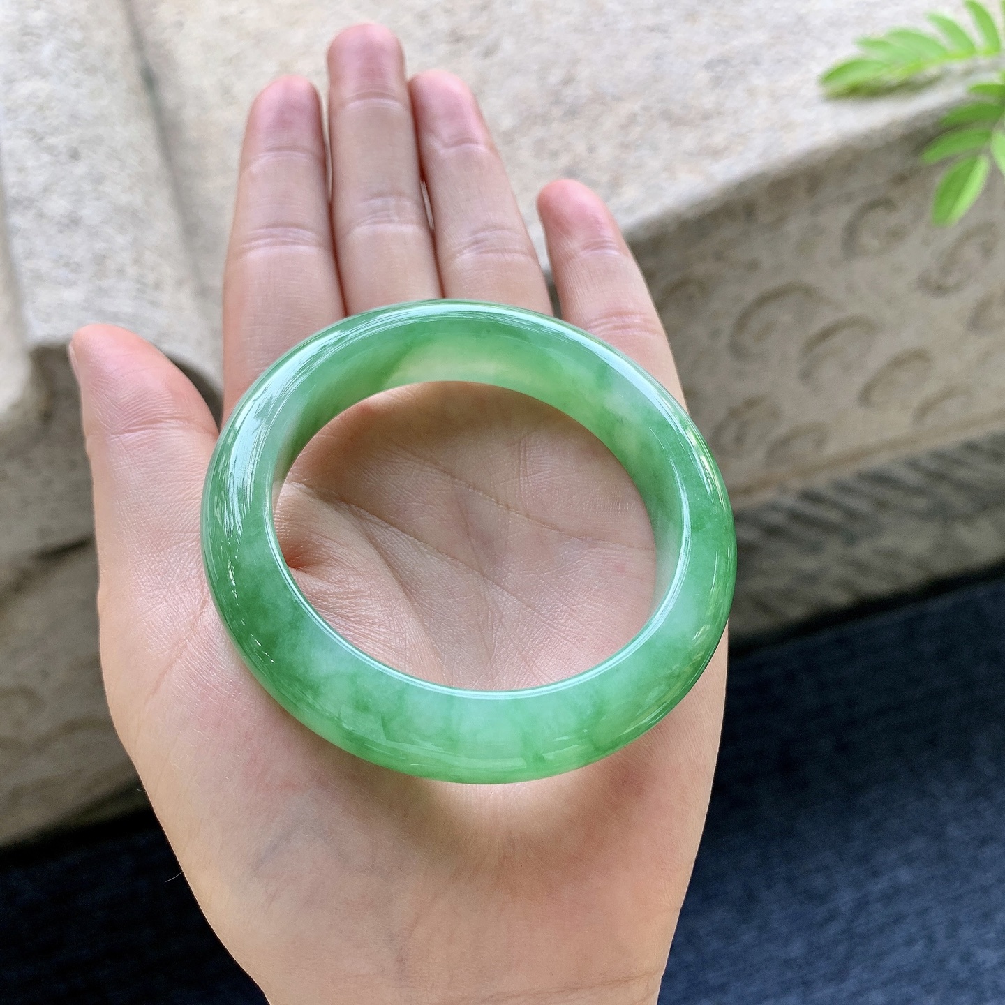 正圈51 52 圈口51.2/12.3/8.7 编码W6092560 糯冰飘辣绿，水润，种老，细腻，有纹线
