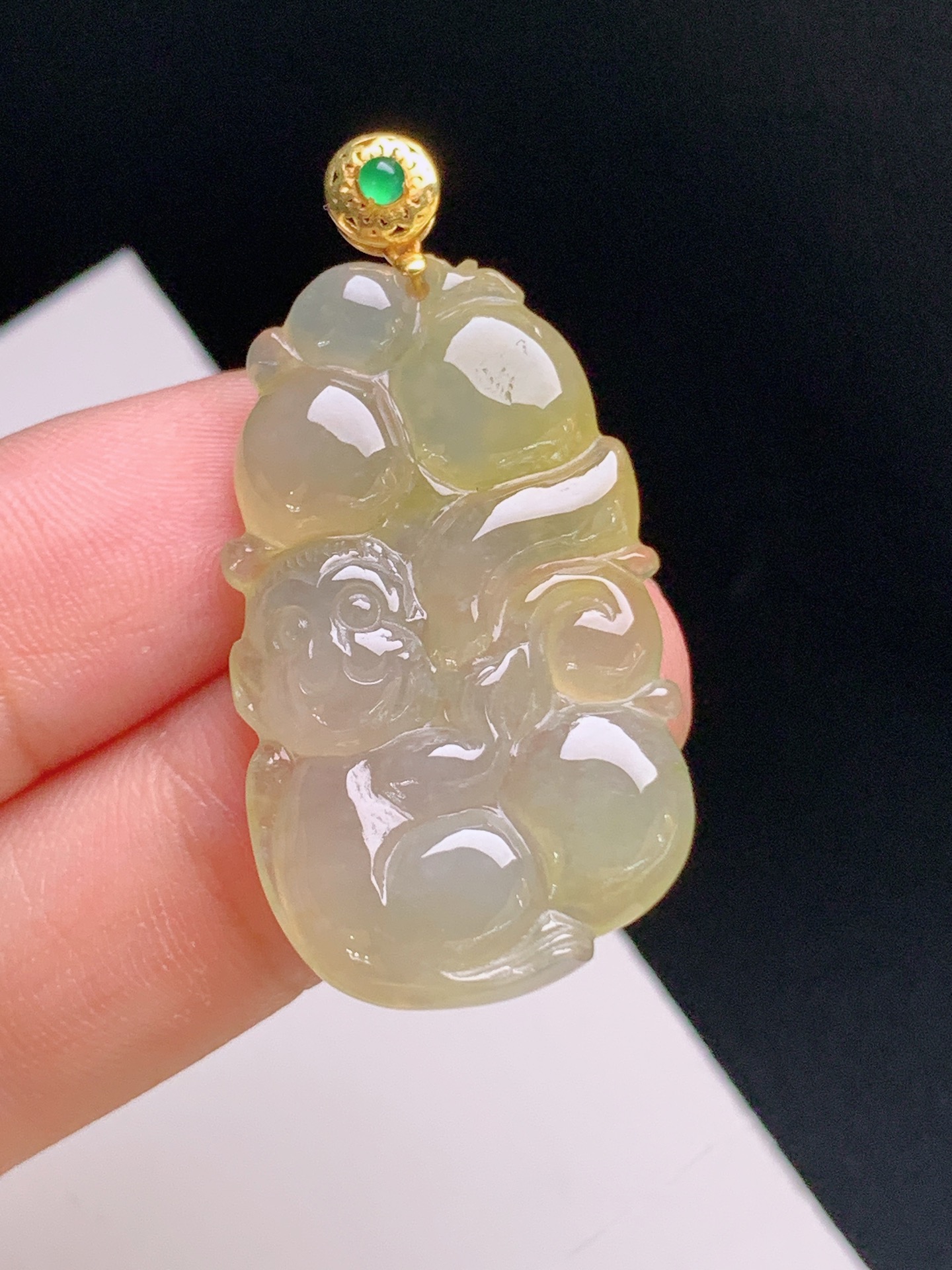 ️ 黄翡灵猴吊坠，冰润透亮，雕工精致，色泽温润 裸石33.9-19.5-4.9 整体39.8 19