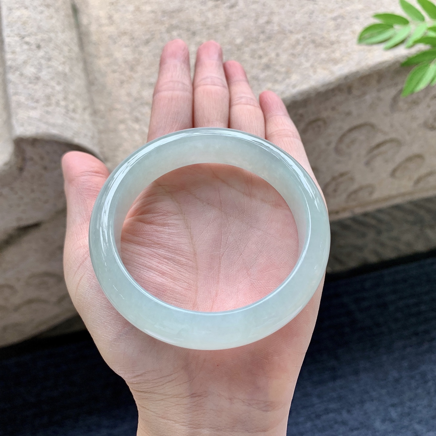 正圈56 57 圈口57.7/15/8.4 编码AD092438 糯冰底色，水润，种老，细腻，无裂
