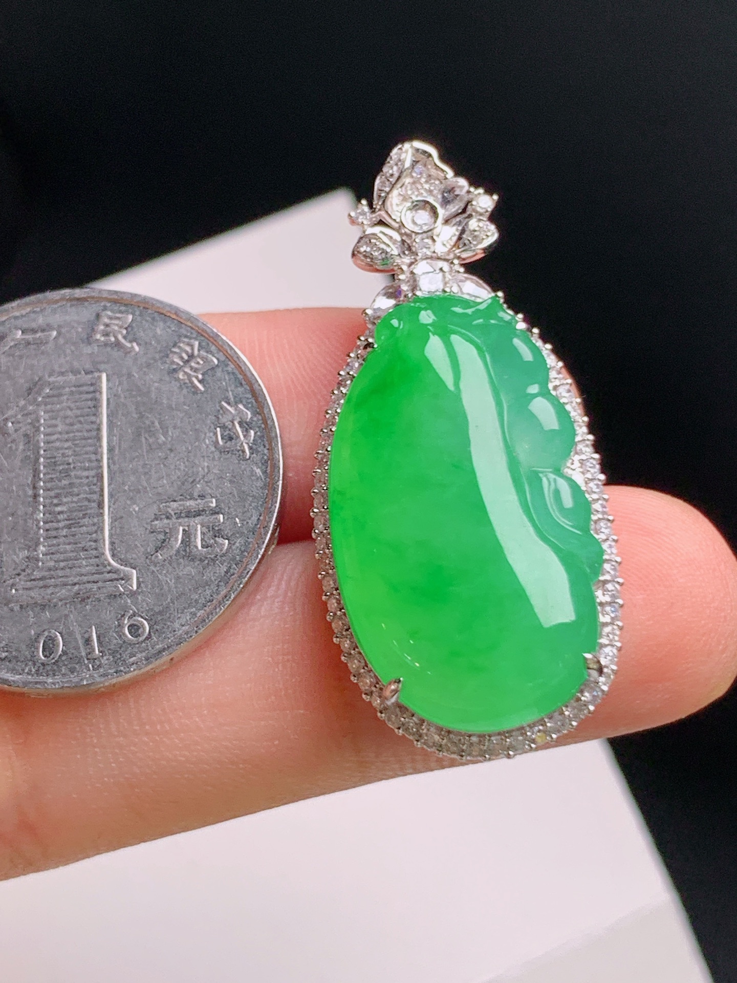 ️ 冰种阳绿福瓜吊坠，色泽鲜亮，钻镶饱满大气，裸石24.2-14.1-3.6 82
