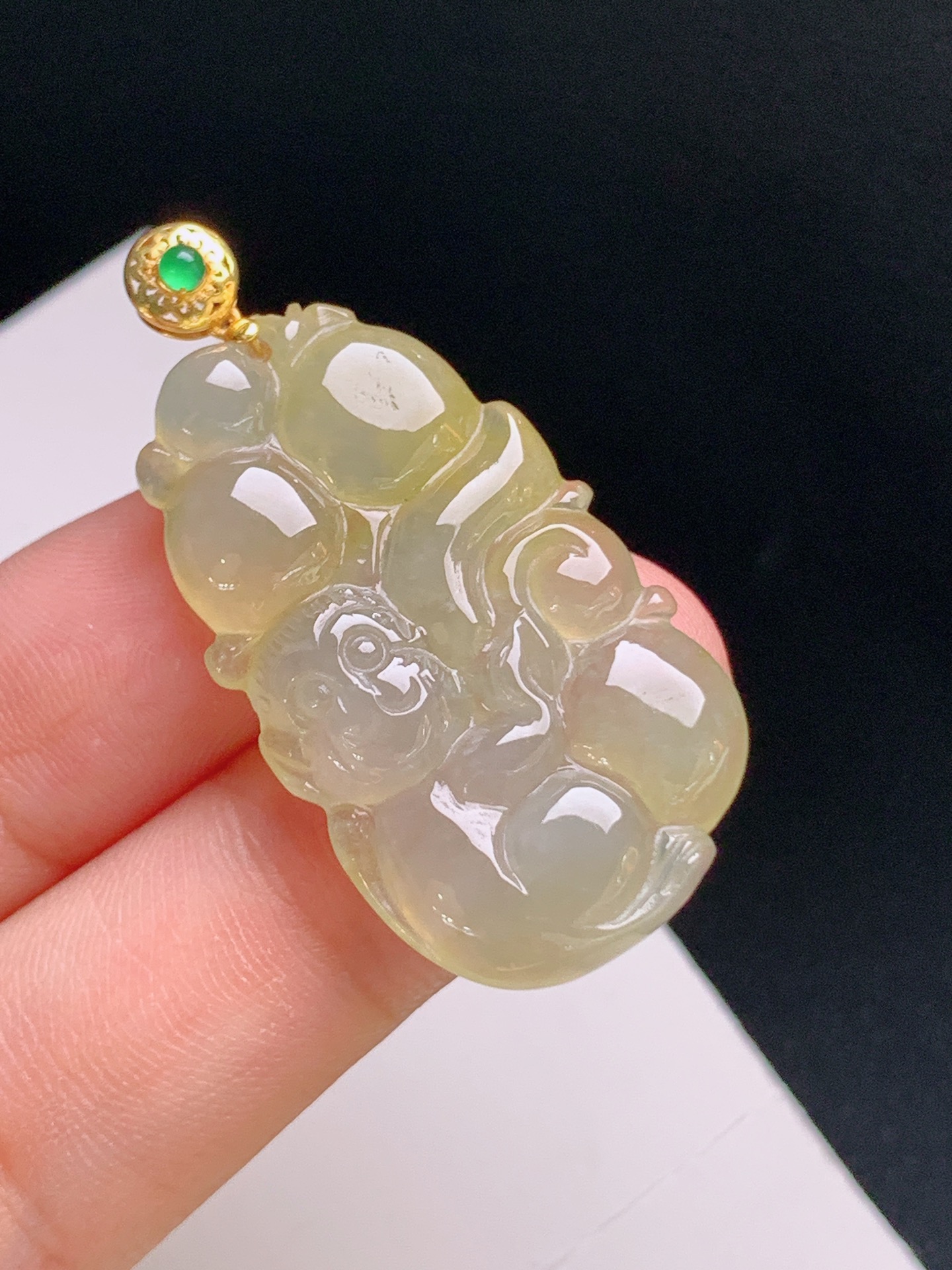 ️ 黄翡灵猴吊坠，冰润透亮，雕工精致，色泽温润 裸石33.9-19.5-4.9 整体39.8 19