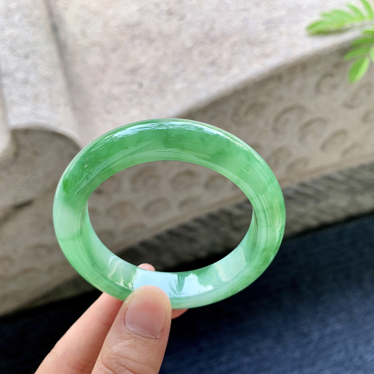 正圈51 52 圈口51.2/12.3/8.7 编码W6092560 糯冰飘辣绿，水润，种老，细腻，有纹线