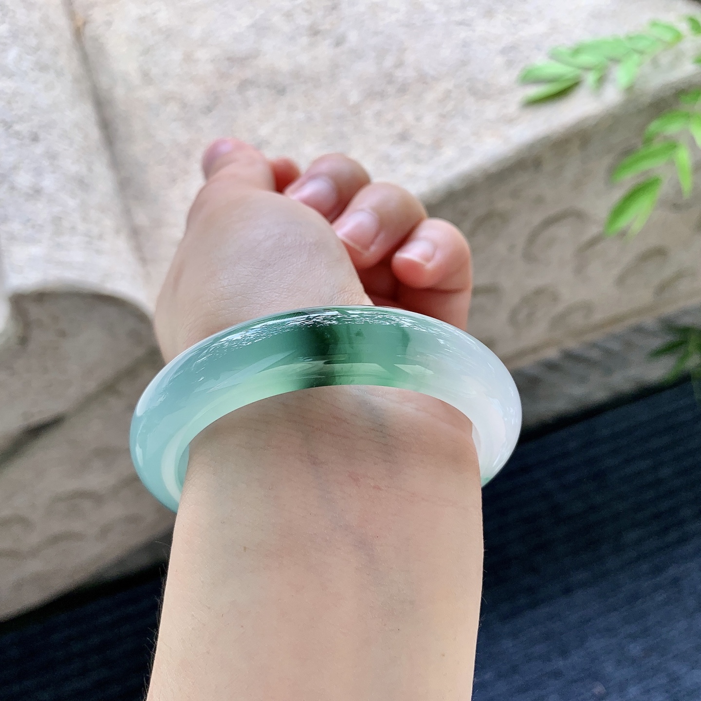 正圈51 52 圈口52.4/12.1/8.6 编码WW082981 冰飘绿，清透，水润，种老，细腻，打灯有棉线