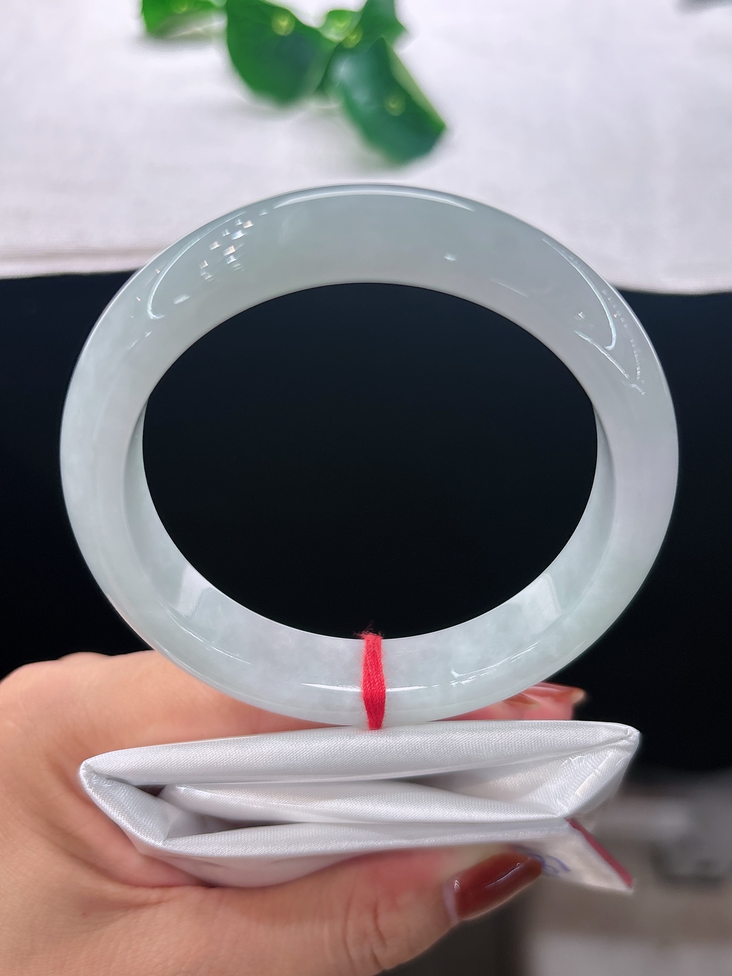 天然翡翠手镯，圈口57.6/12.6/8.5冰润晴水，清透素雅，似山间一汪清泉，恬淡静谧，无裂