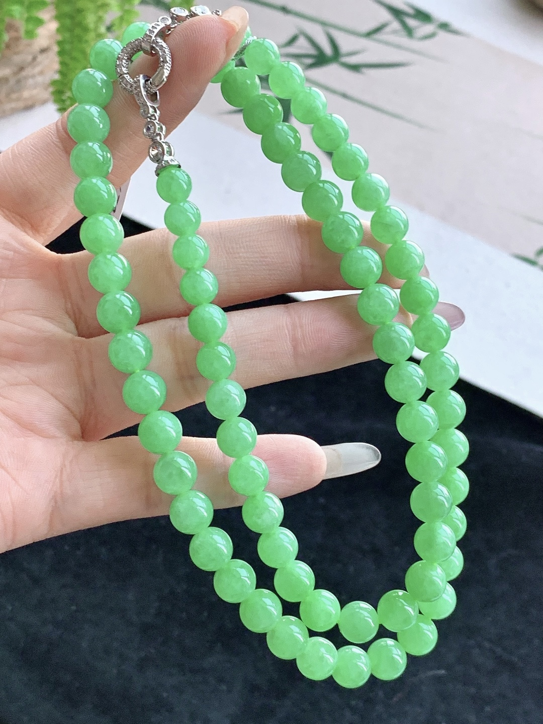 【珠子】️阳绿珠链圆珠珠链 【说明】缅甸 性比高 【尺寸】7.9-6.5mm，30cm 【重量】5