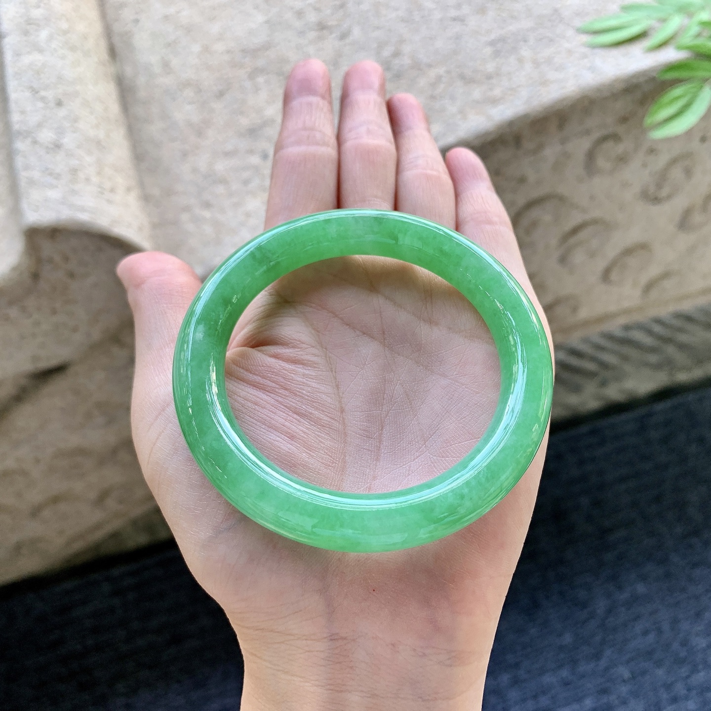 圆条55 56 圈口55.3/10.6/9.6 编码H3092483 糯冰满绿，色匀，水润，种老，细腻，无裂
