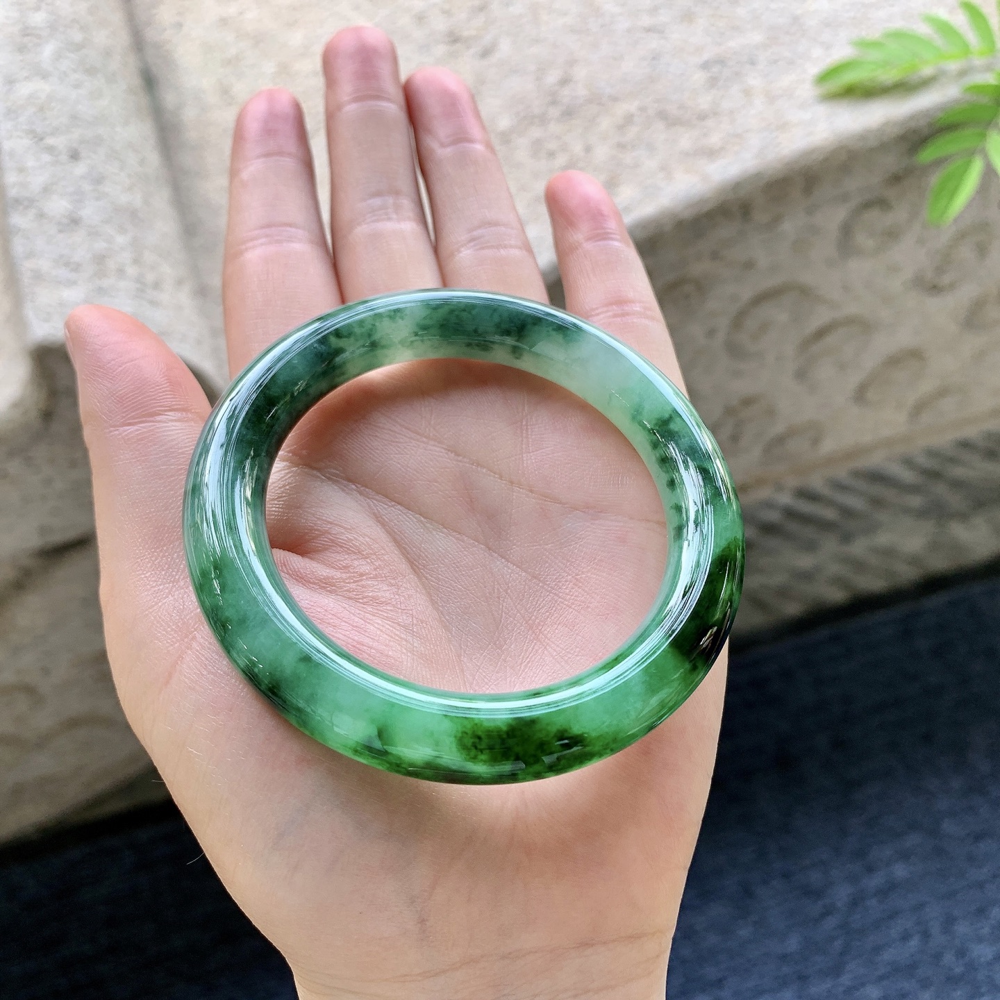 圆条53 54 圈口54.2/10/10 编码W6092522 冰糯辣绿，水润，种老，细腻，打灯有纹