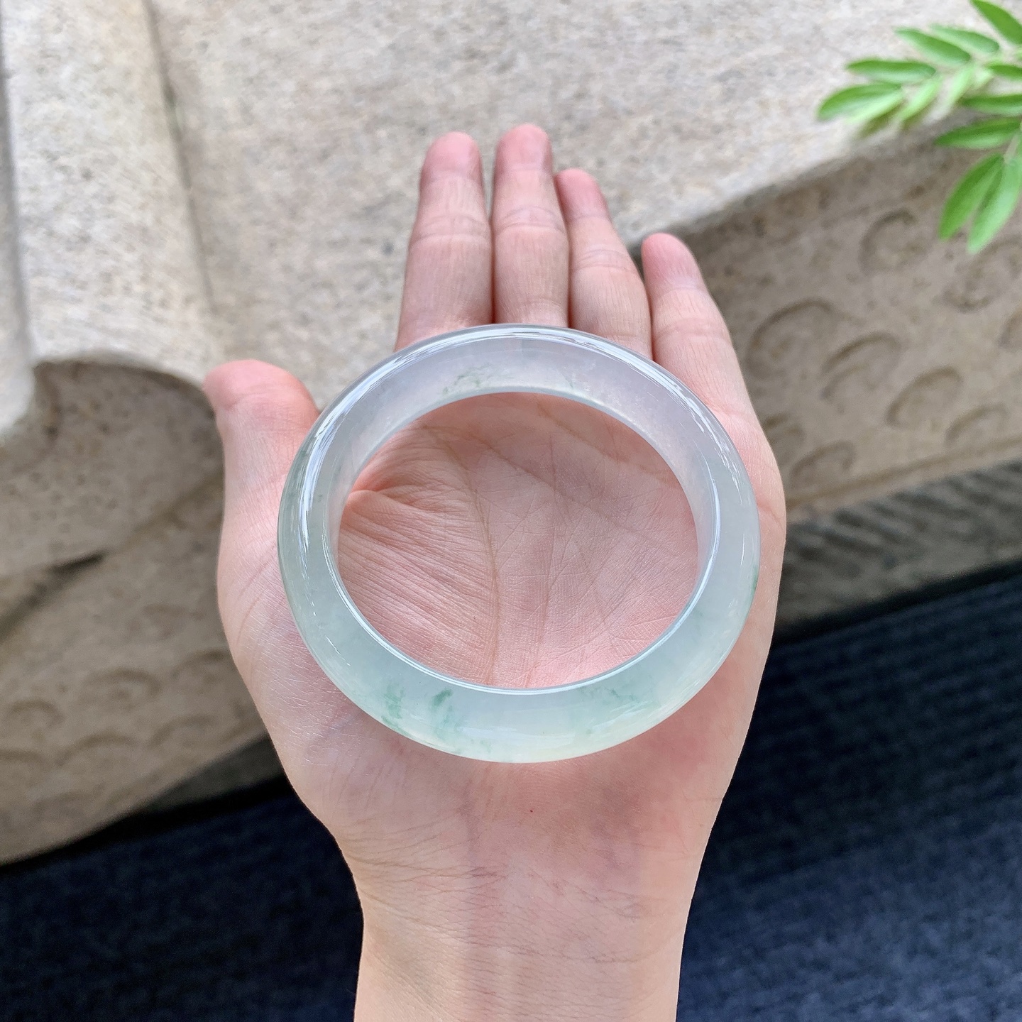 正圈54 55 圈口54.2/13/8.7 编码AN092918 糯冰飘花，水润，种老，细腻，打灯有