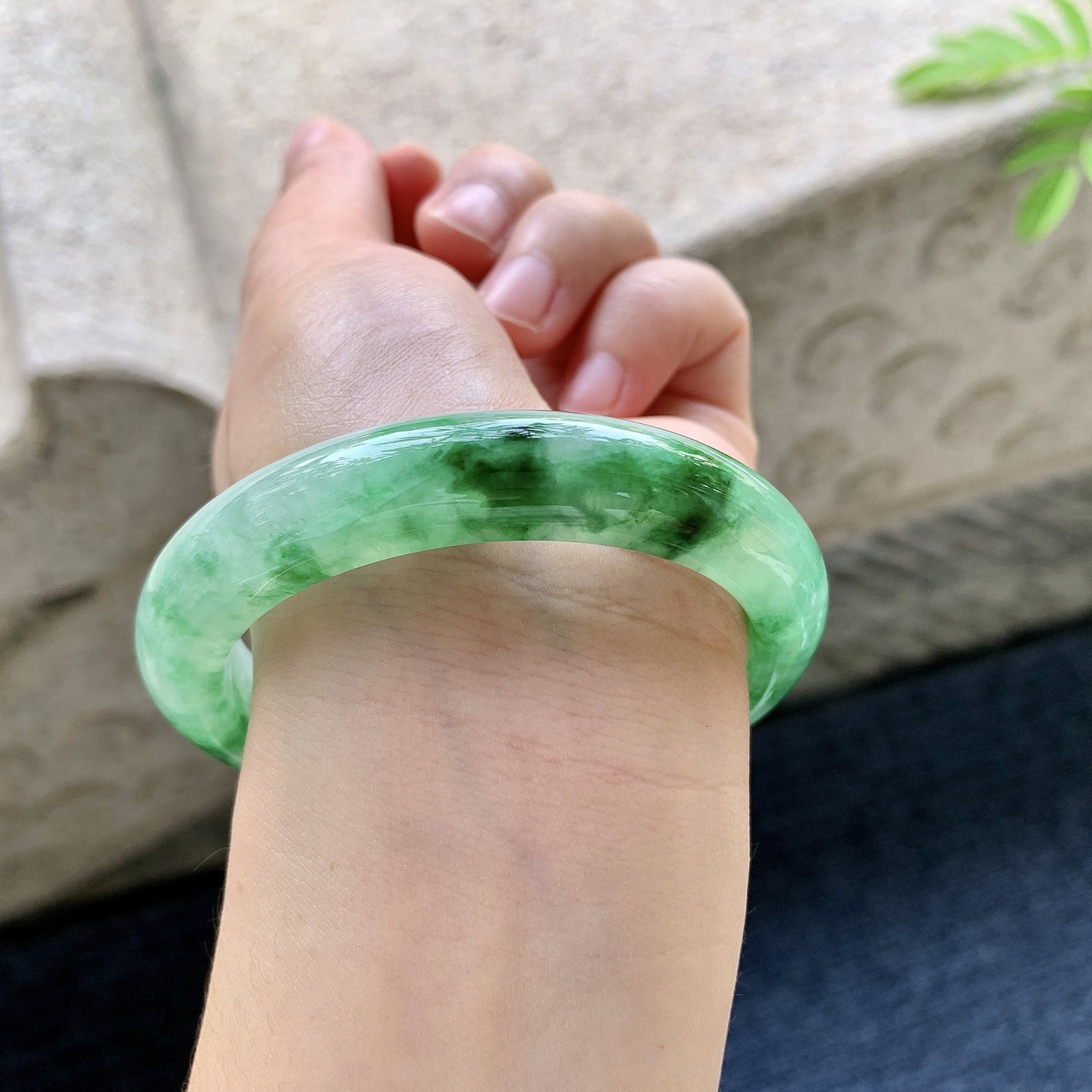 正圈55 56 圈口56.7/11.6/9.2 编码WW092541 冰糯辣绿，水润，种老，细腻，打灯有晶体