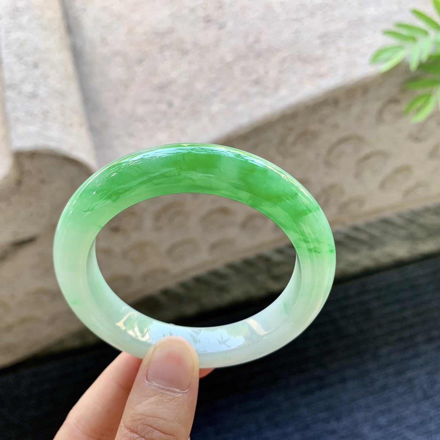 正圈53 54 圈口54.7/11.3/9.5 编码G7100118 冰糯辣阳绿，水润，种老，细腻，打灯有棉线