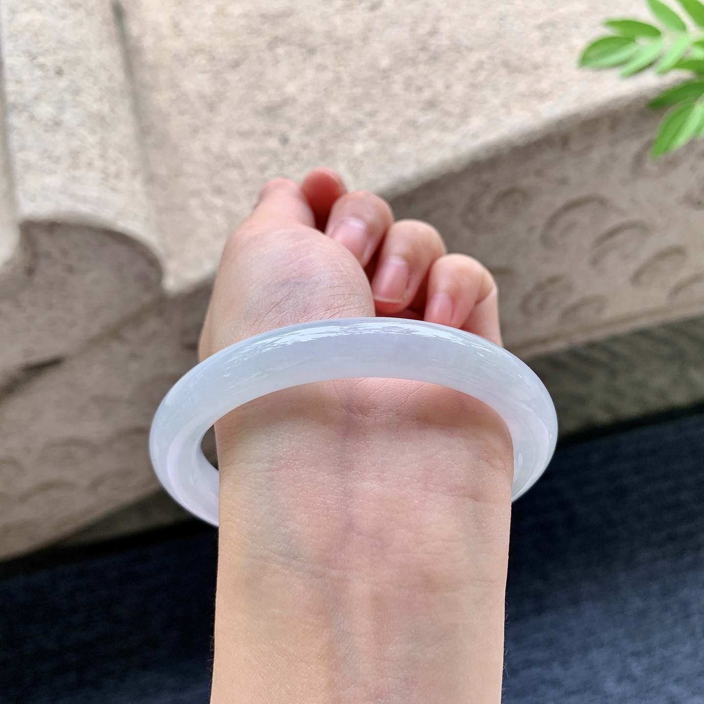 圆条59 60 【圈口】60/10.2/9.4 【编码】AD092440 【描述】细糯，水润，种老，细腻，打灯有絮线