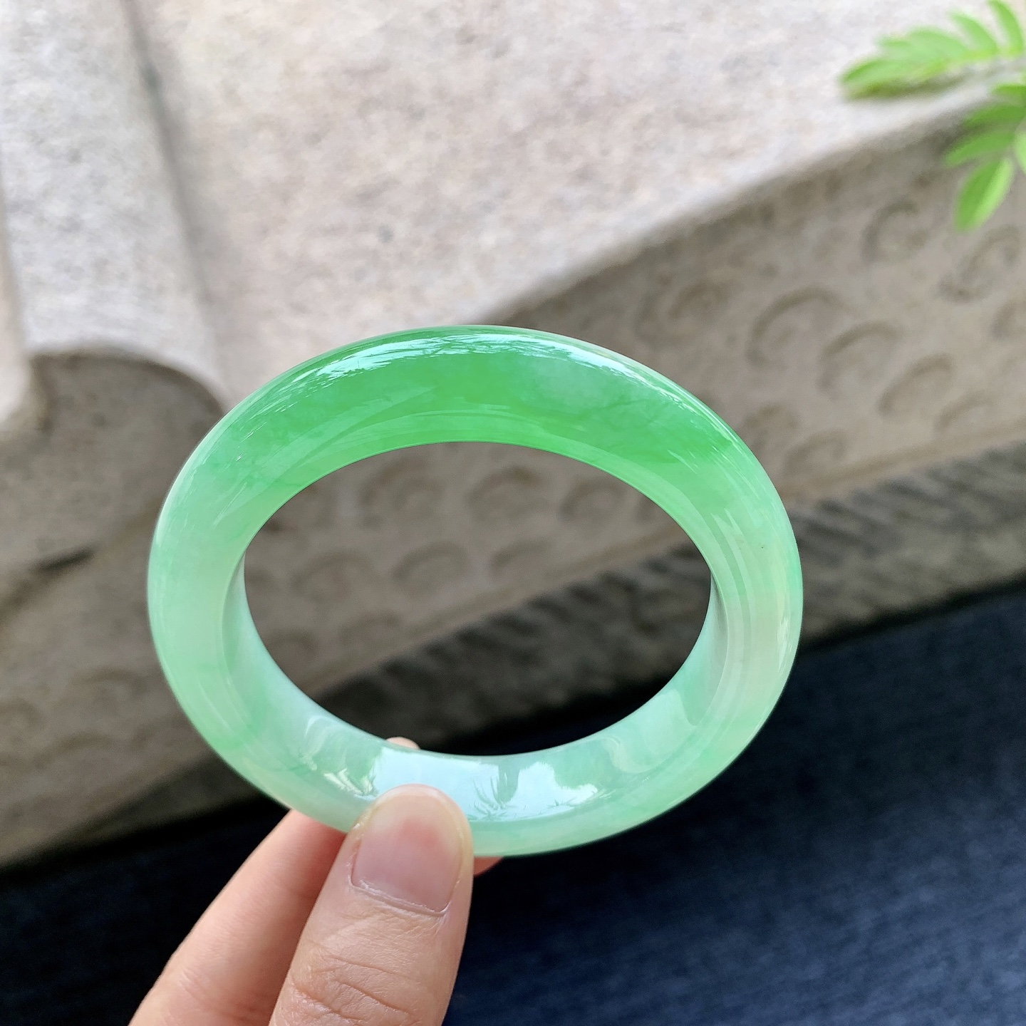 正圈55 56 圈口55.8/12.6/9.5 编码GJ092529 糯冰飘阳绿，水润，种老，细腻，打灯有絮线