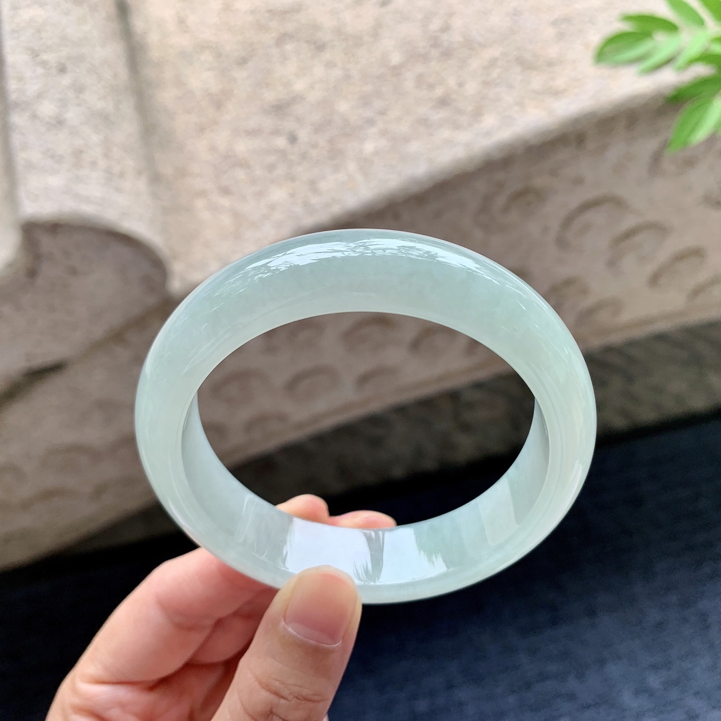 正圈56 57 圈口57.7/15/8.4 编码AD092438 糯冰底色，水润，种老，细腻，无裂