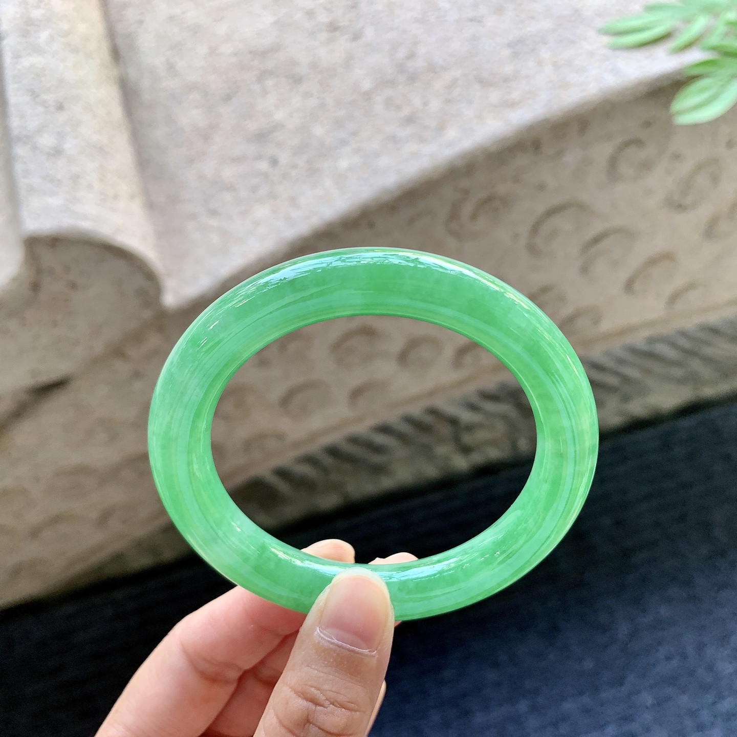 圆条55 56 圈口55.3/10.6/9.6 编码H3092483 糯冰满绿，色匀，水润，种老，细腻，无裂