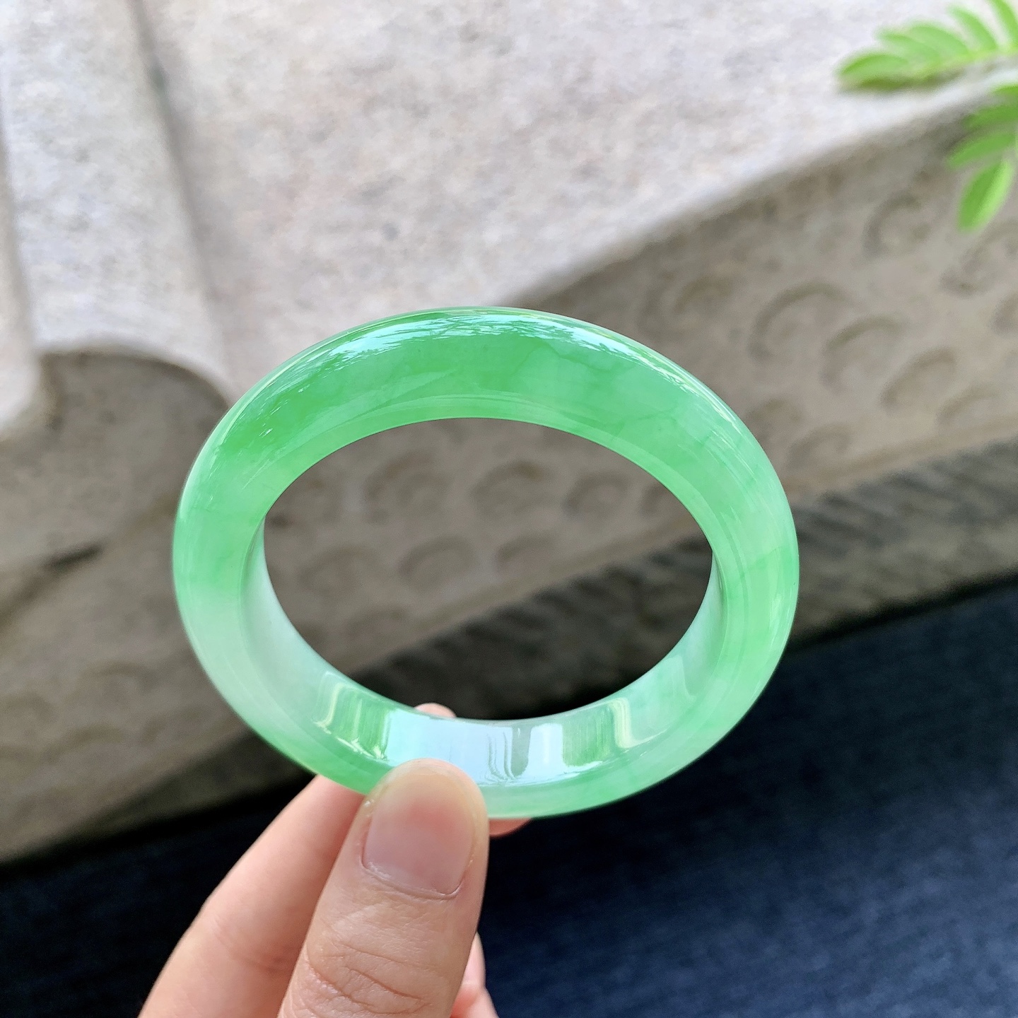 正圈51 52 圈口52.3/12.6/8.4 编码GJ092534 冰阳绿，辣阳绿，水润，种老，细腻，有纹线