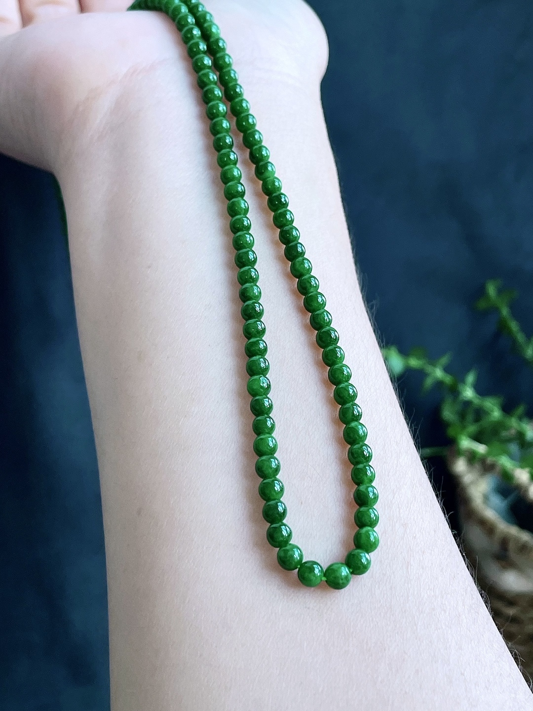 【珠子】冰辣绿珠链圆珠珠子珠链 【说明】 性比高 【尺寸】3.8mm，31cm 【重量】17.5克