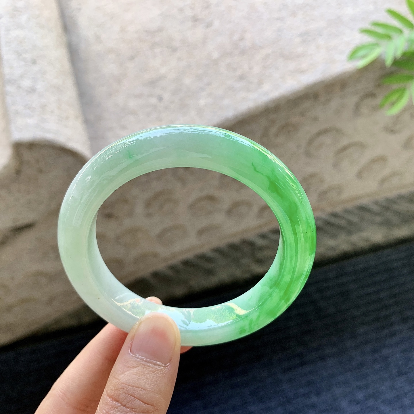 正圈53 54 圈口54.7/11.3/9.5 编码G7100118 冰糯辣阳绿，水润，种老，细腻，打灯有棉线
