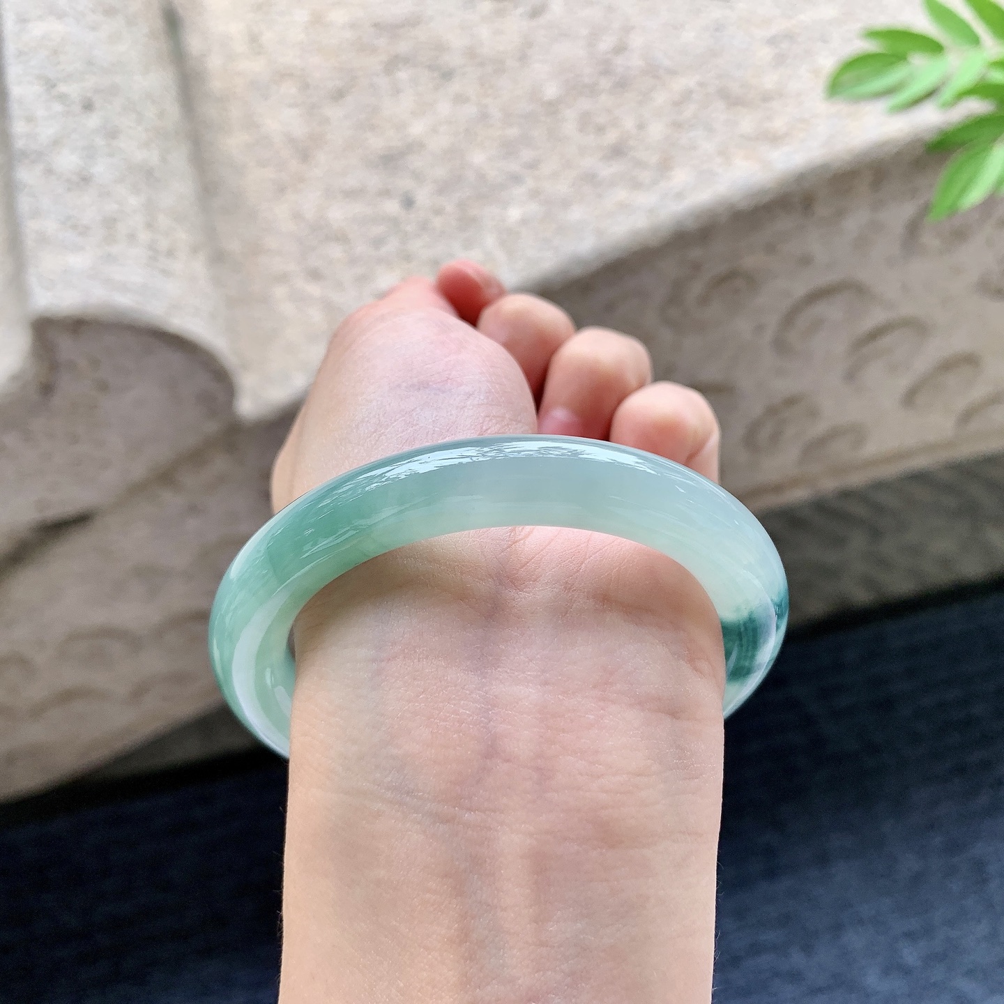 圆条54 55 圈口55/10/9.6 编码WW092451 糯冰飘绿，水润，种老，细腻，打灯有絮线