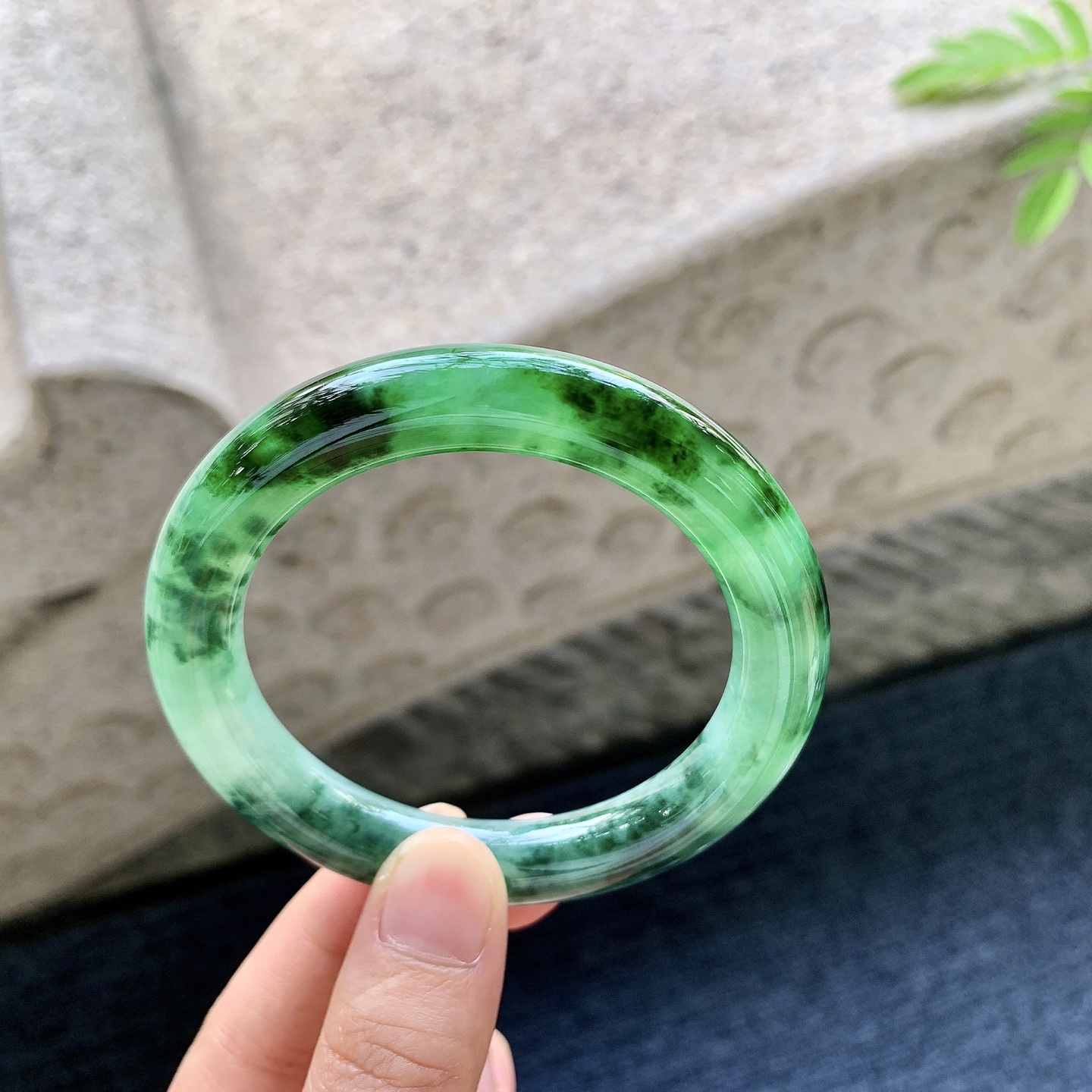 圆条53 54 圈口54.2/10/10 编码W6092522 冰糯辣绿，水润，种老，细腻，打灯有纹线
