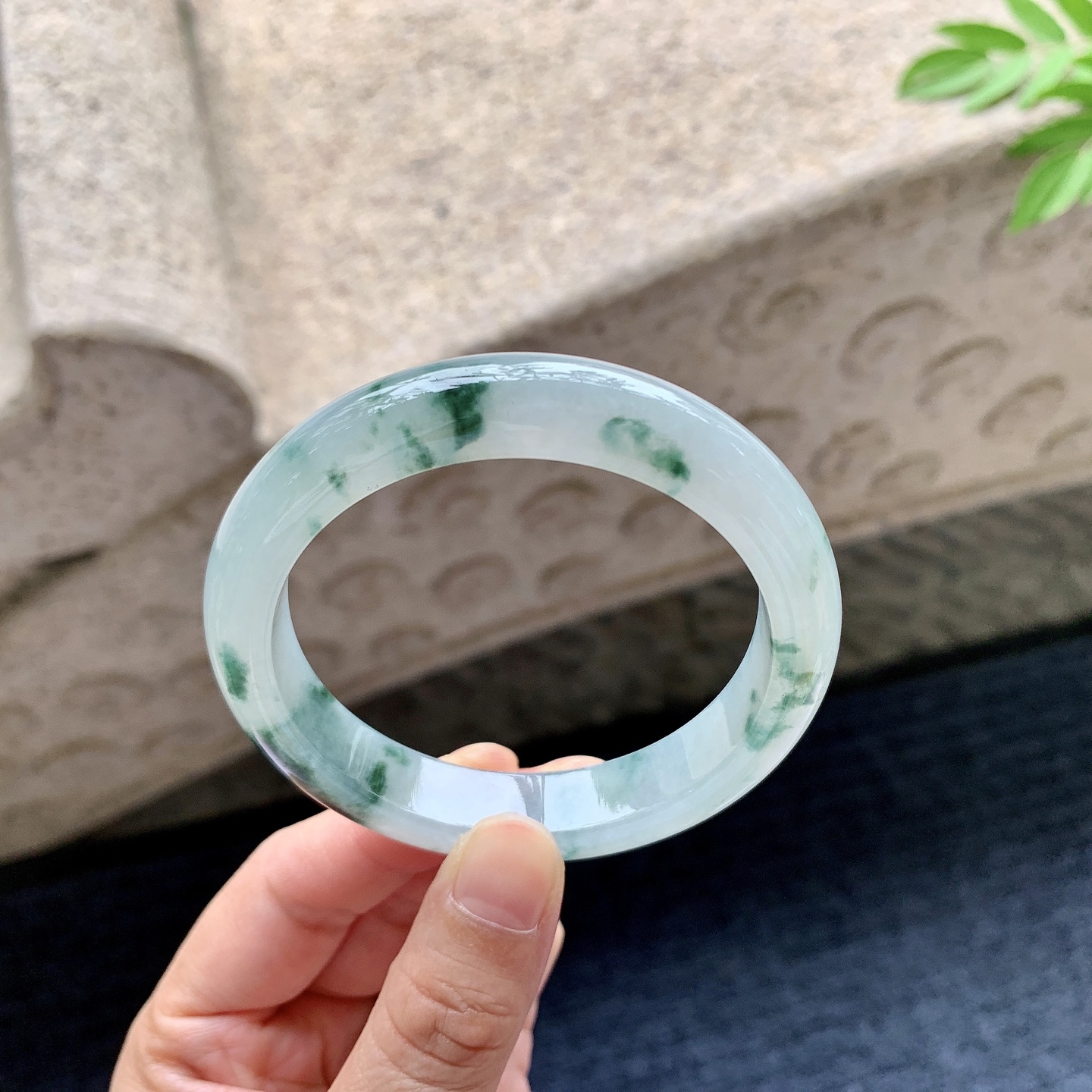 正圈53 54 圈口54.7/11.4/8.1 编码FH092442 糯冰飘花，水润，种老，细腻，无裂