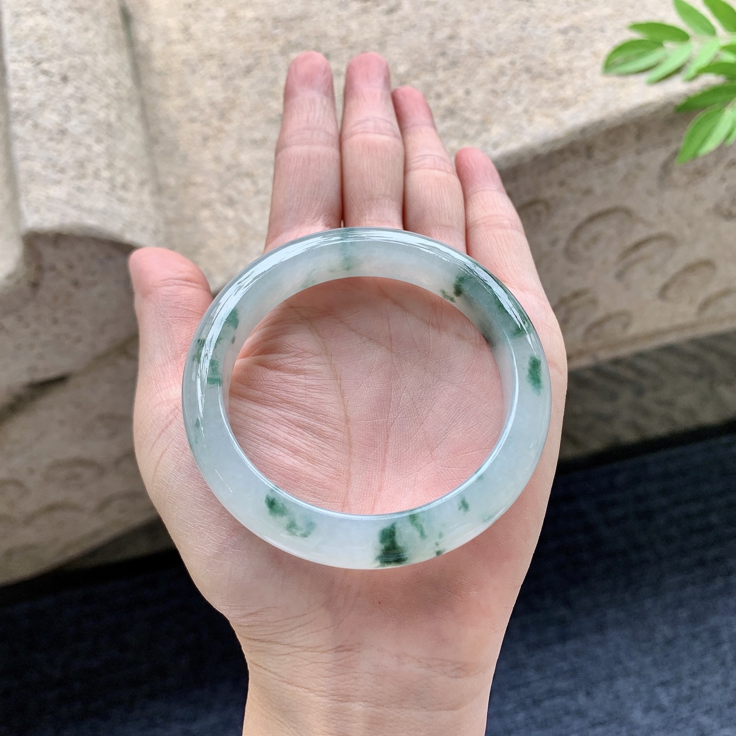 正圈53 54 圈口54.7/11.4/8.1 编码FH092442 糯冰飘花，水润，种老，细腻，无