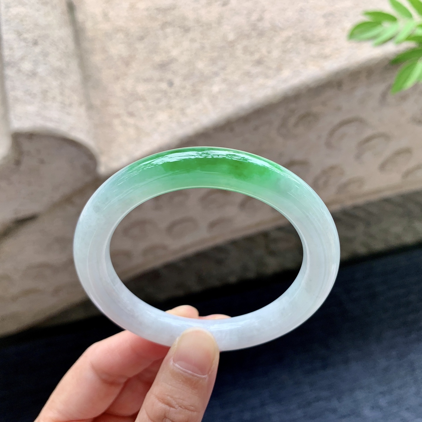圆条52 53 圈口53/9.5/9.2 编码WW092441 飘辣绿，水润，种老，细腻，打灯有纹线