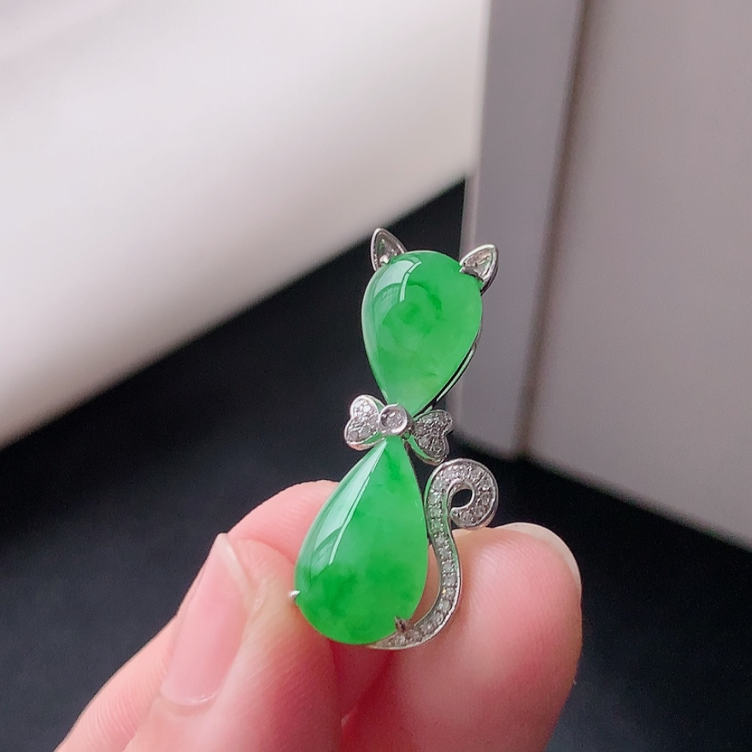 ️ 冰阳绿招财猫吊坠 色阳色艳，种老水润，饱满圆润，佩戴优雅时尚 货号19612，28-11.7-6.6