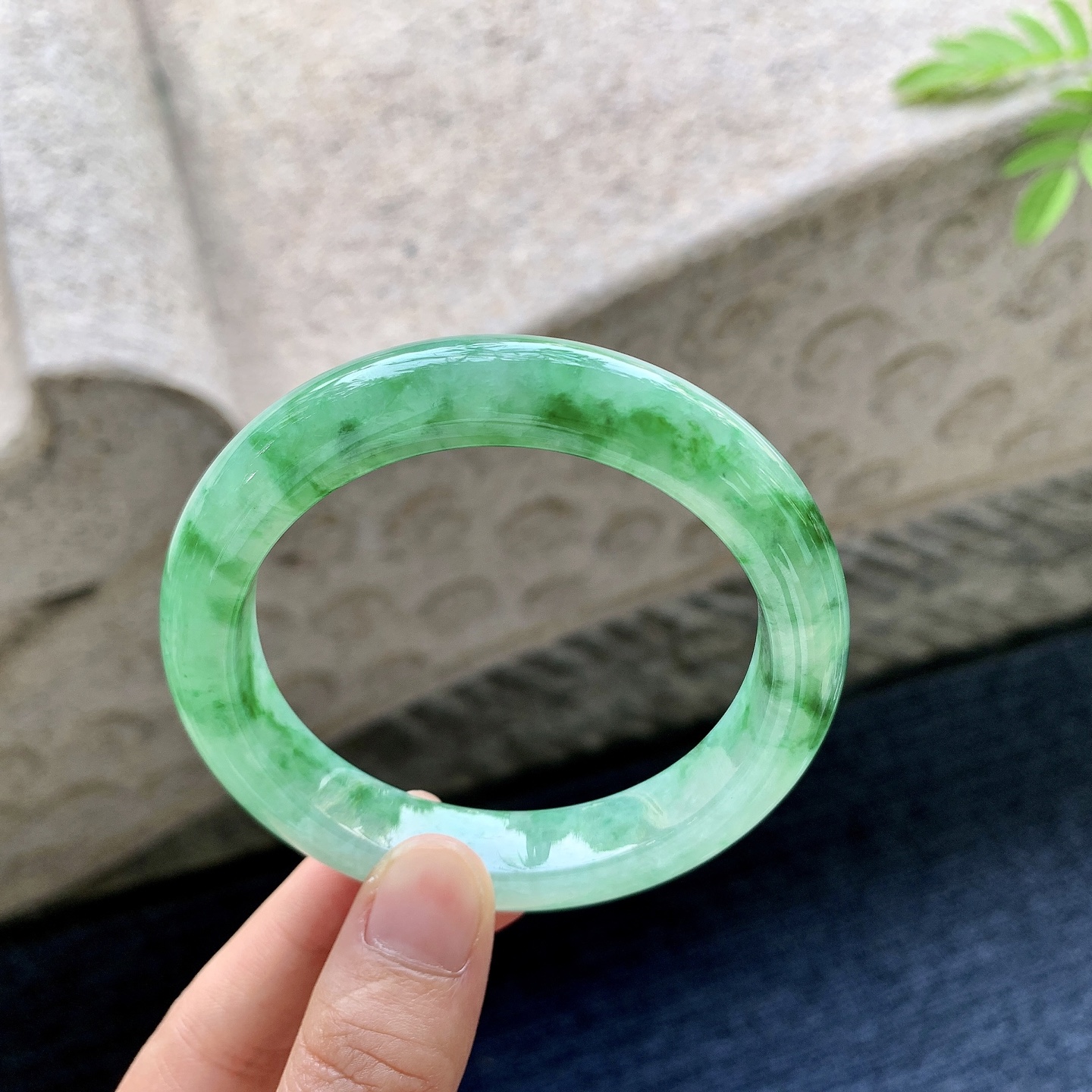 正圈55 56 圈口56.7/11.6/9.2 编码WW092541 冰糯辣绿，水润，种老，细腻，打灯有晶体