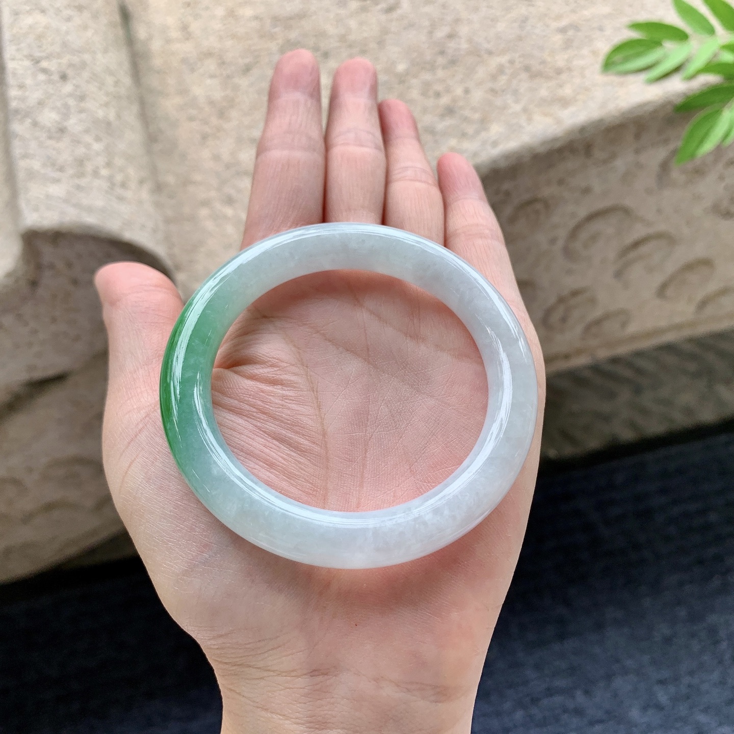 圆条52 53 圈口53/9.5/9.2 编码WW092441 飘辣绿，水润，种老，细腻，打灯有纹线