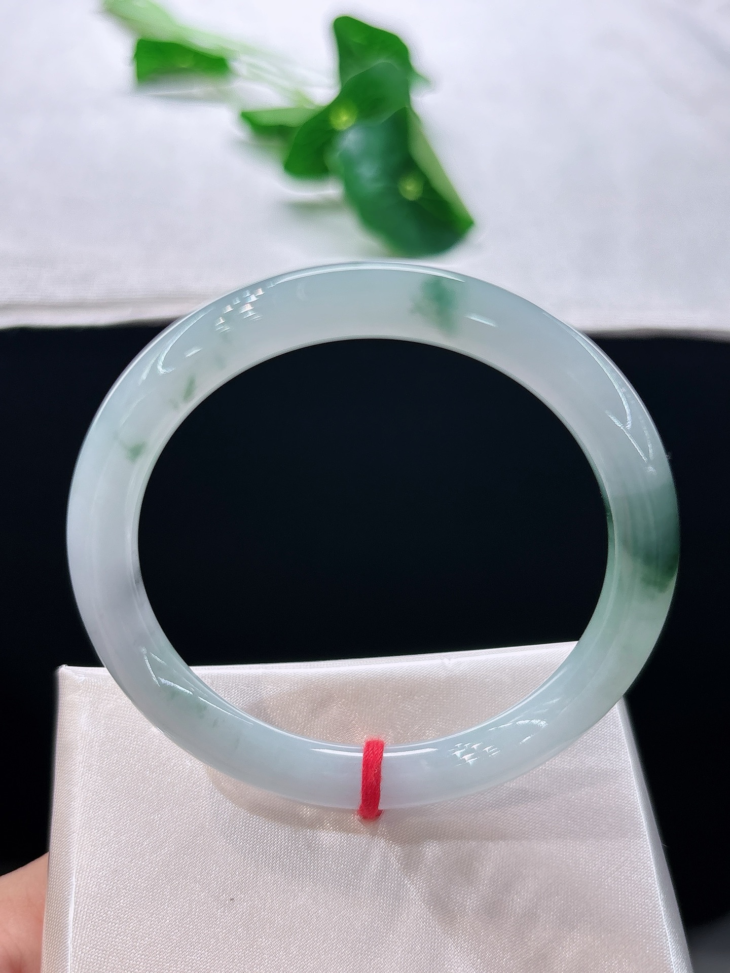 天然翡翠手镯，圈口52.8/7.3，冰润圆条飘花，如远山含黛，一抹翠色悠然落于镯身，灵动雅致，温婉动人，无裂