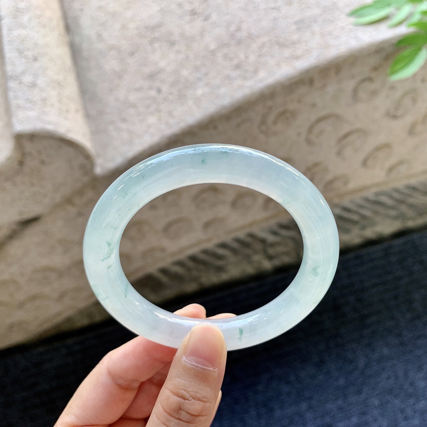 圆条54 55 圈口55.2/10.3/10 编码BA093046 冰糯飘花，水润，种老，细腻，打灯有棉线