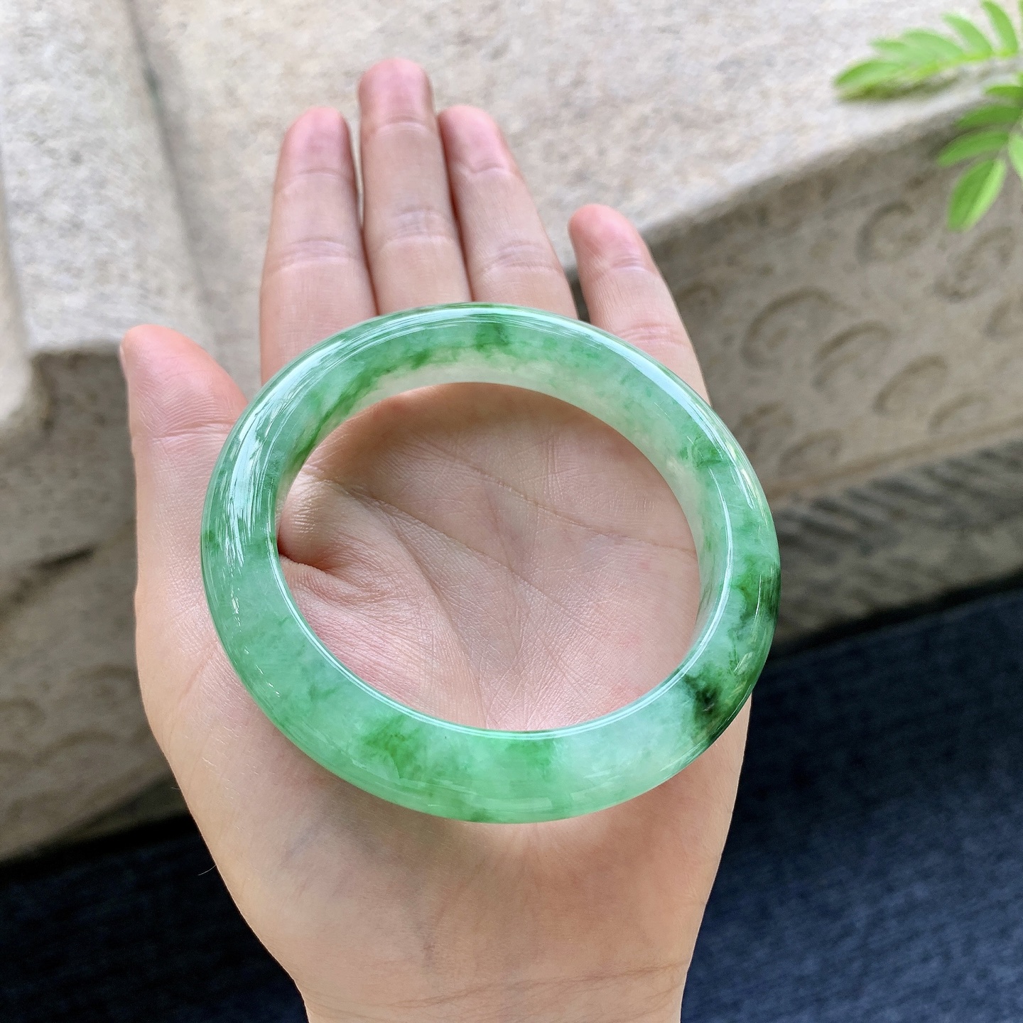 正圈55 56 圈口56.7/11.6/9.2 编码WW092541 冰糯辣绿，水润，种老，细腻，打灯有晶体