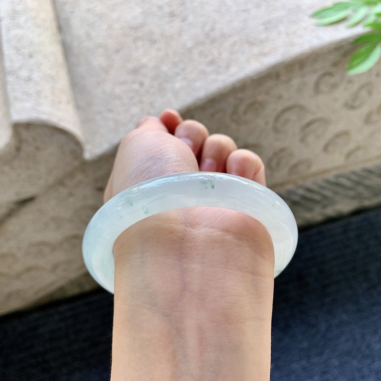 圆条54 55 圈口55.2/10.3/10 编码BA093046 冰糯飘花，水润，种老，细腻，打灯有棉线