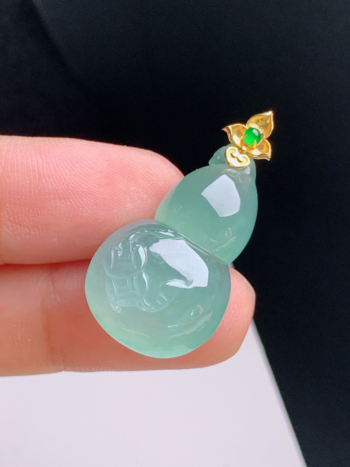️ 冰种飘绿葫芦吊坠，水润莹亮，色泽均匀，器型圆润，裸石25.7-16.2-7.132.5 45