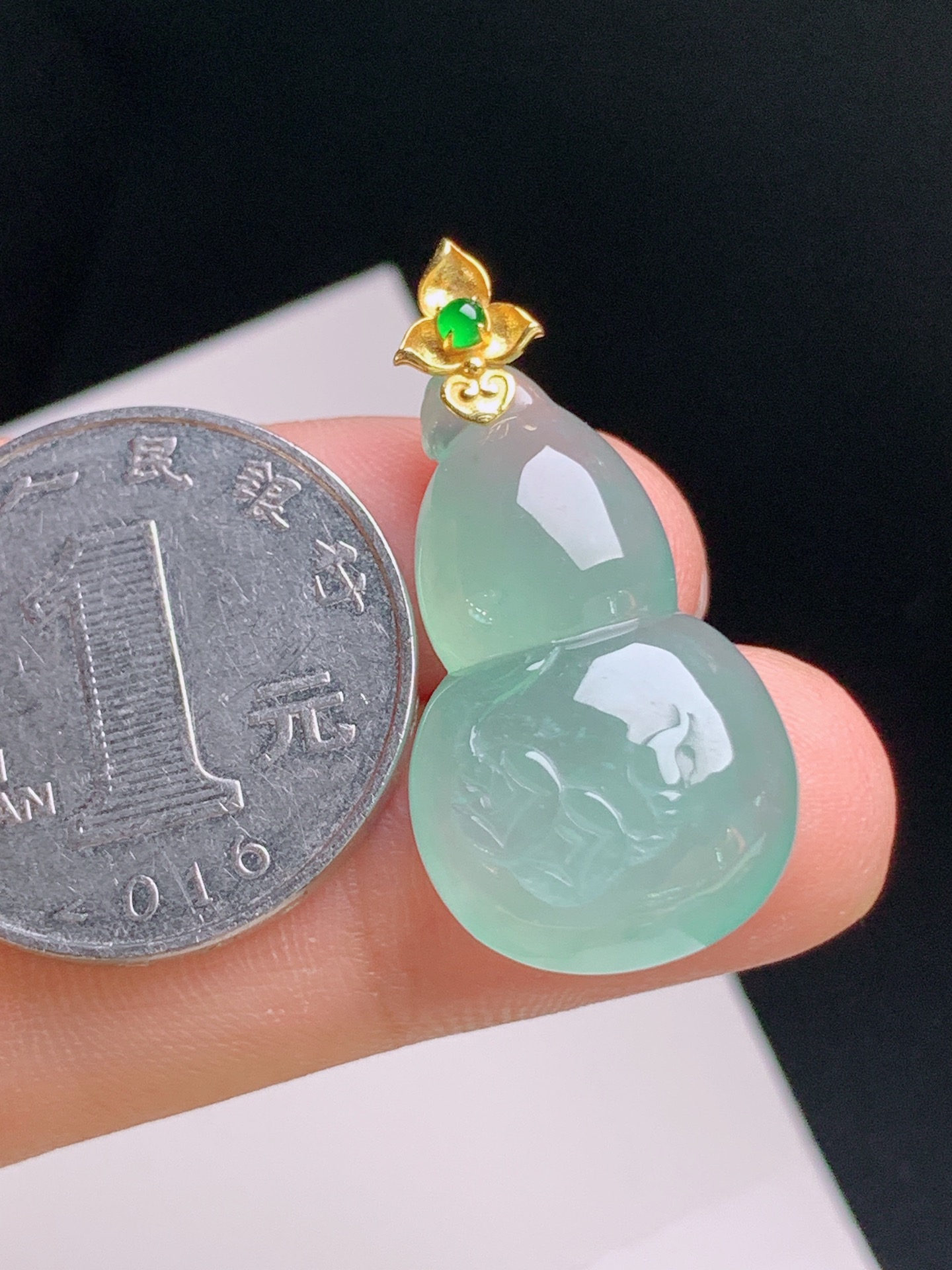 ️ 冰种飘绿葫芦吊坠，水润莹亮，色泽均匀，器型圆润，裸石25.7-16.2-7.132.5 45