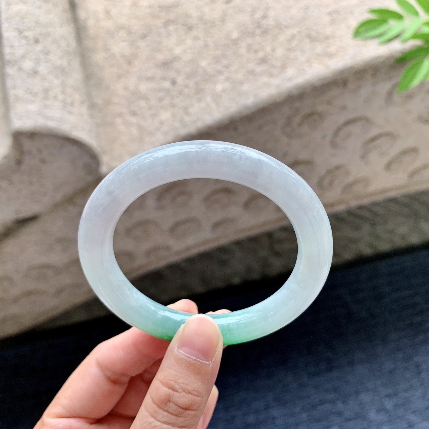 圆条52 53 圈口53/9.5/9.2 编码WW092441 飘辣绿，水润，种老，细腻，打灯有纹线