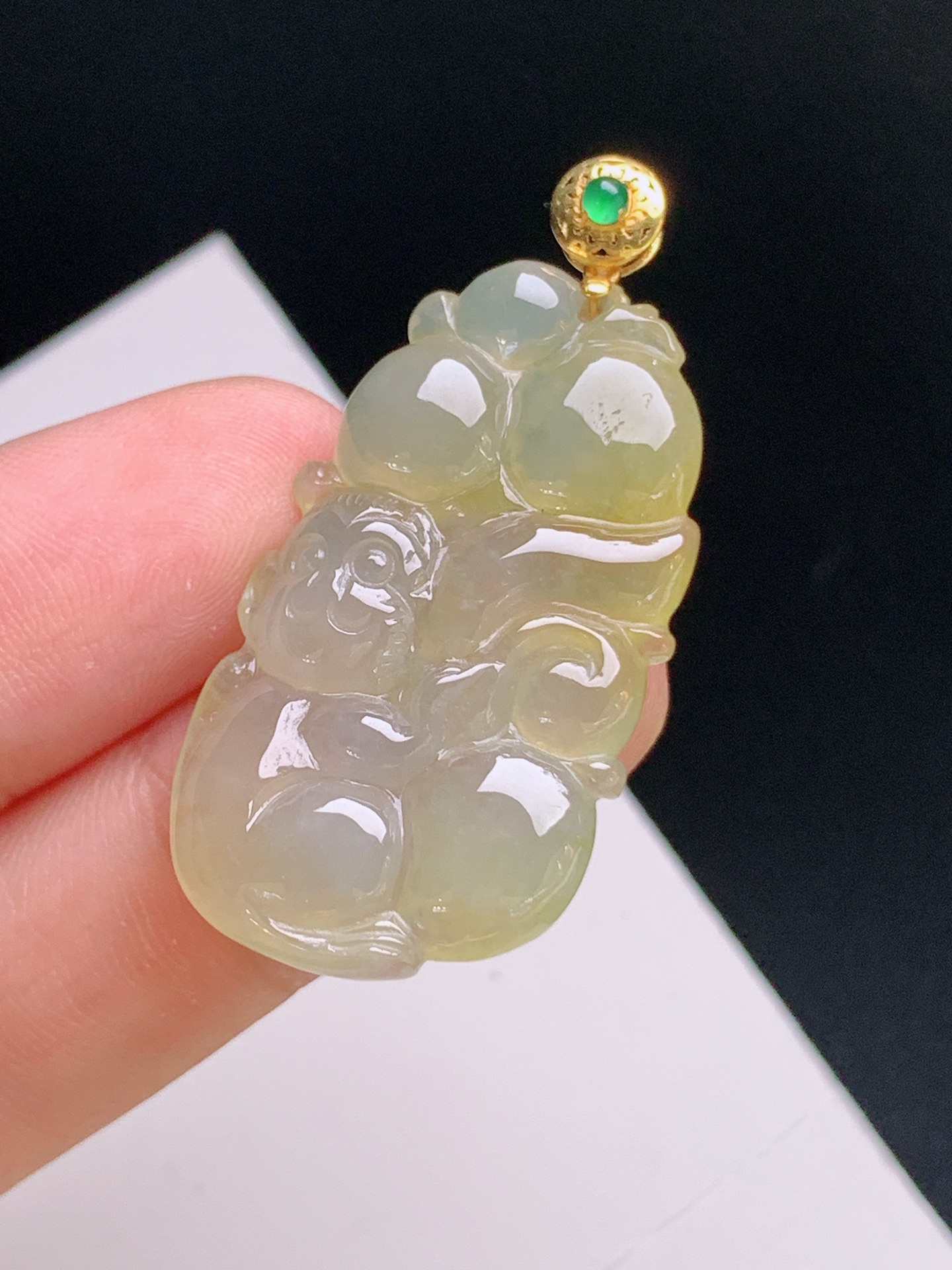 ️ 黄翡灵猴吊坠，冰润透亮，雕工精致，色泽温润 裸石33.9-19.5-4.9 整体39.8 19